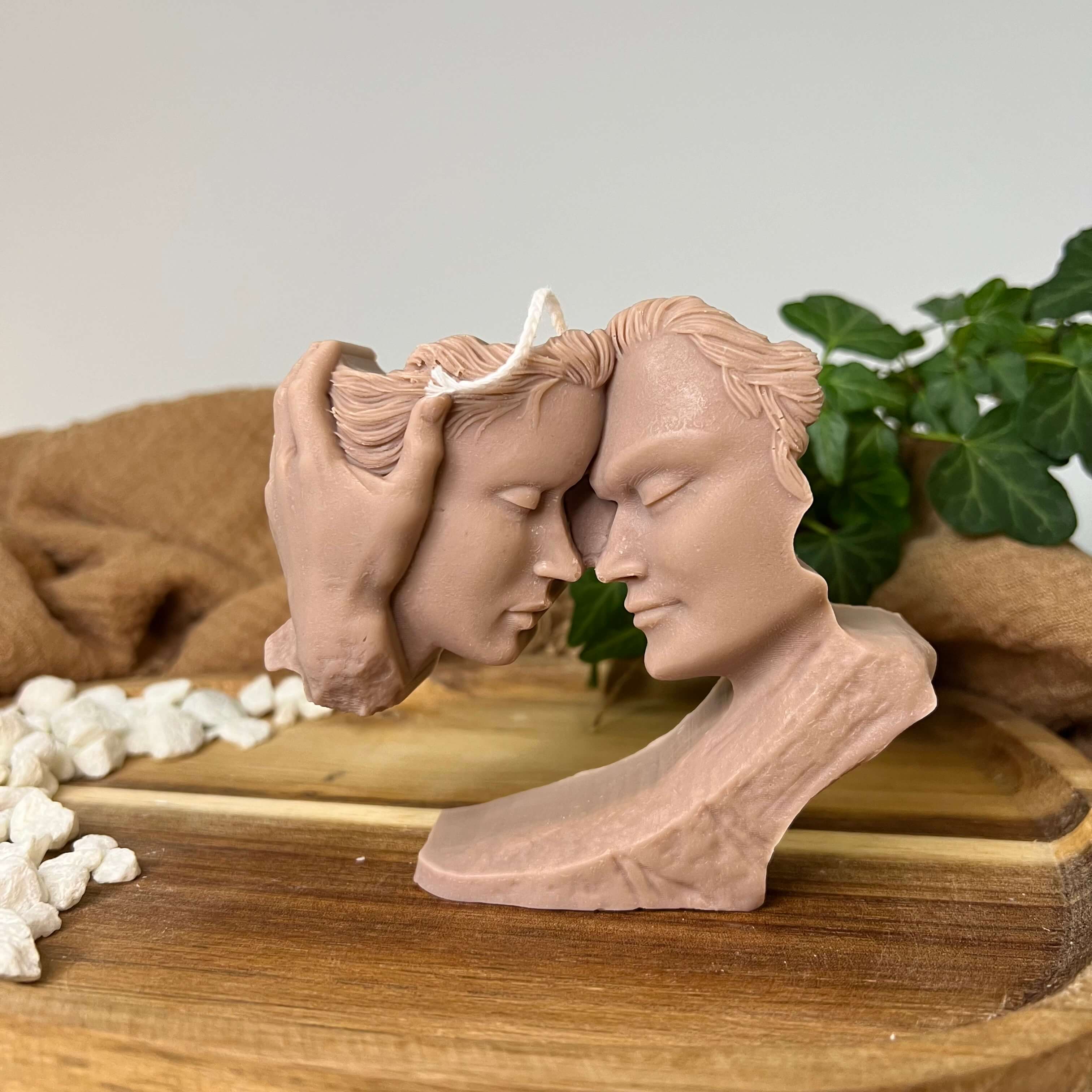 Auf diesem Bild sieht man unsere Whispers of Love Duo Candle Kerze. Sie ist handgemacht aus Bio Sojawachs und deswegen vegan, nachhaltig und umweltfreundlich. In Braun.