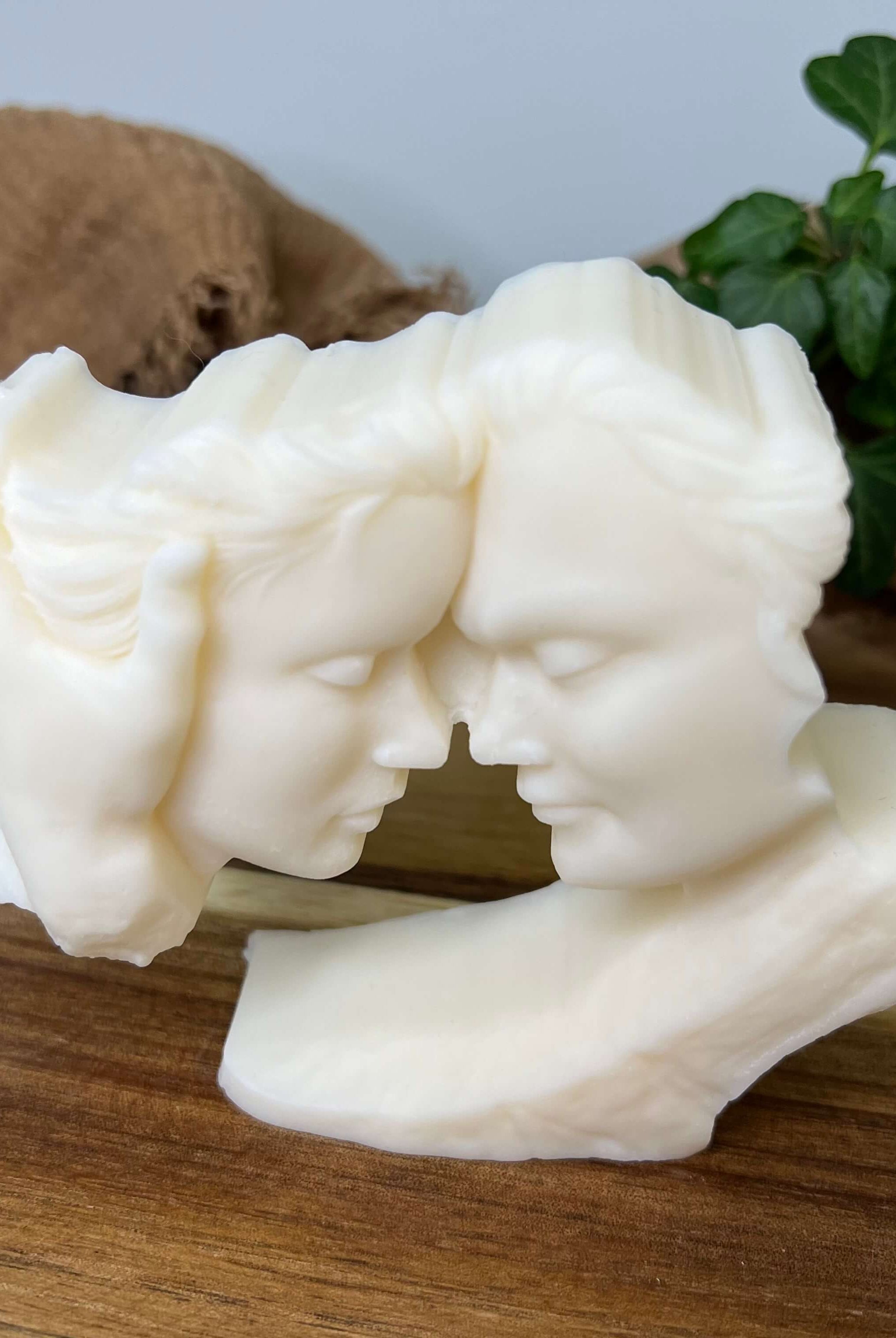 Unsere Whispers of Love Duo Candle Kerze. Diese romantische Kerze ist in verschiedenen Düften erhältlich. Die Düfte haben einen angenehmen und beruhigenden Geruch. Sie ist perfekt für gemütliche und entspannte Tage.