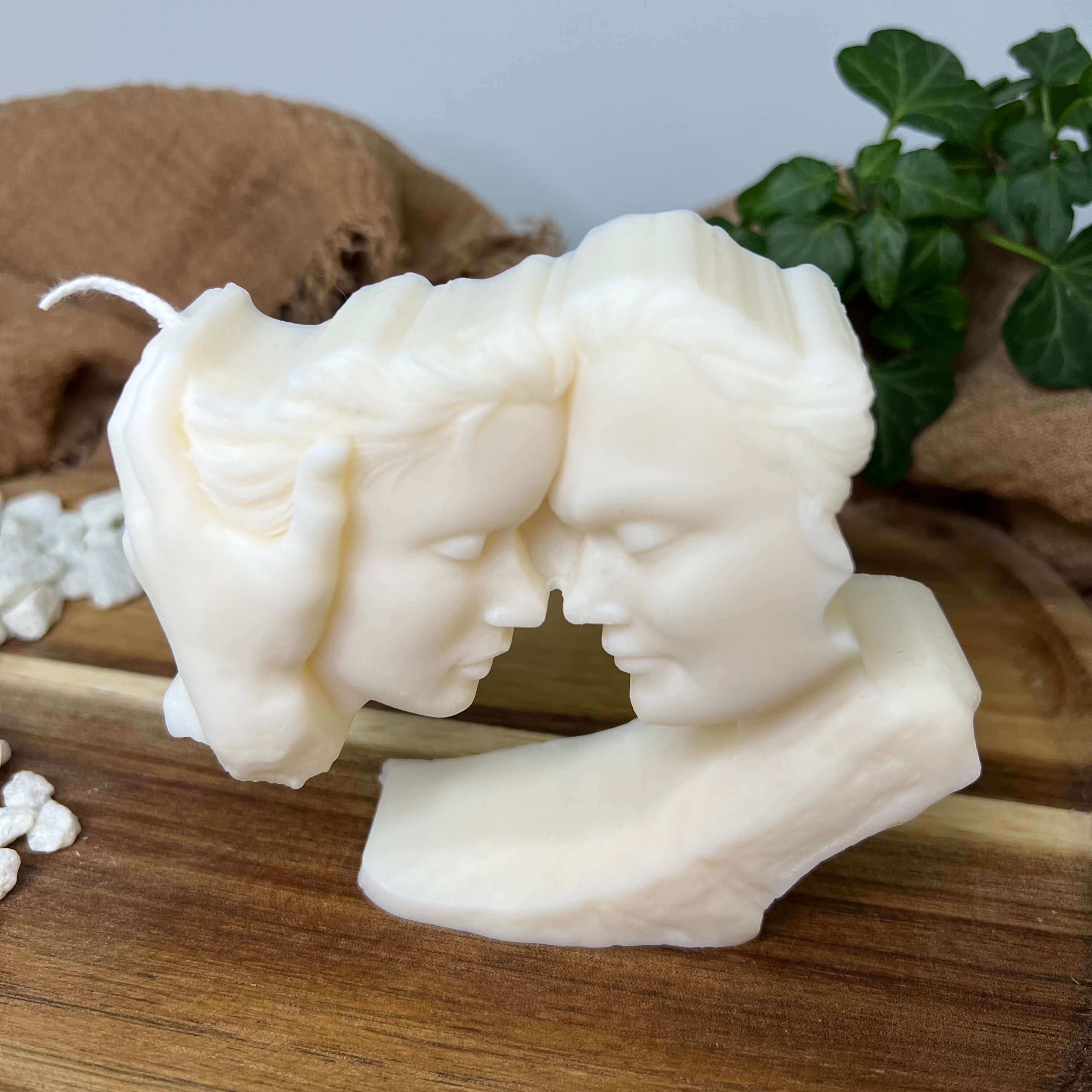Unsere Whispers of Love Duo Candle Kerze. Diese romantische Kerze ist in verschiedenen Düften erhältlich. Die Düfte haben einen angenehmen und beruhigenden Geruch. Sie ist perfekt für gemütliche und entspannte Tage.