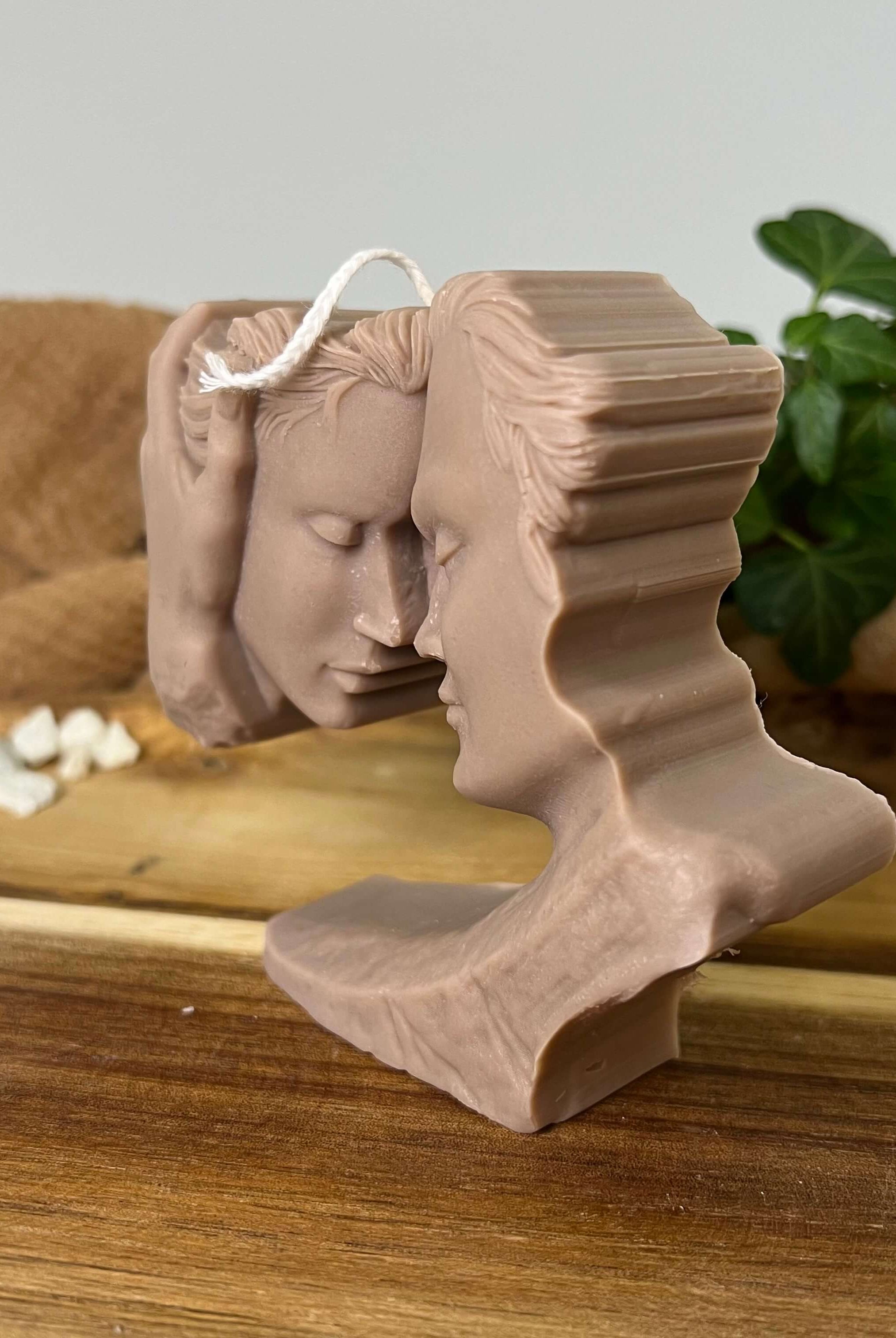 Die Whispers of Love Duo Candle Kerze ist perfekt als Liebeskerze, Verlobungskerze und Hochzeitskerze geeignet. Sie ist einzigartig und stilvoll. In Braun.