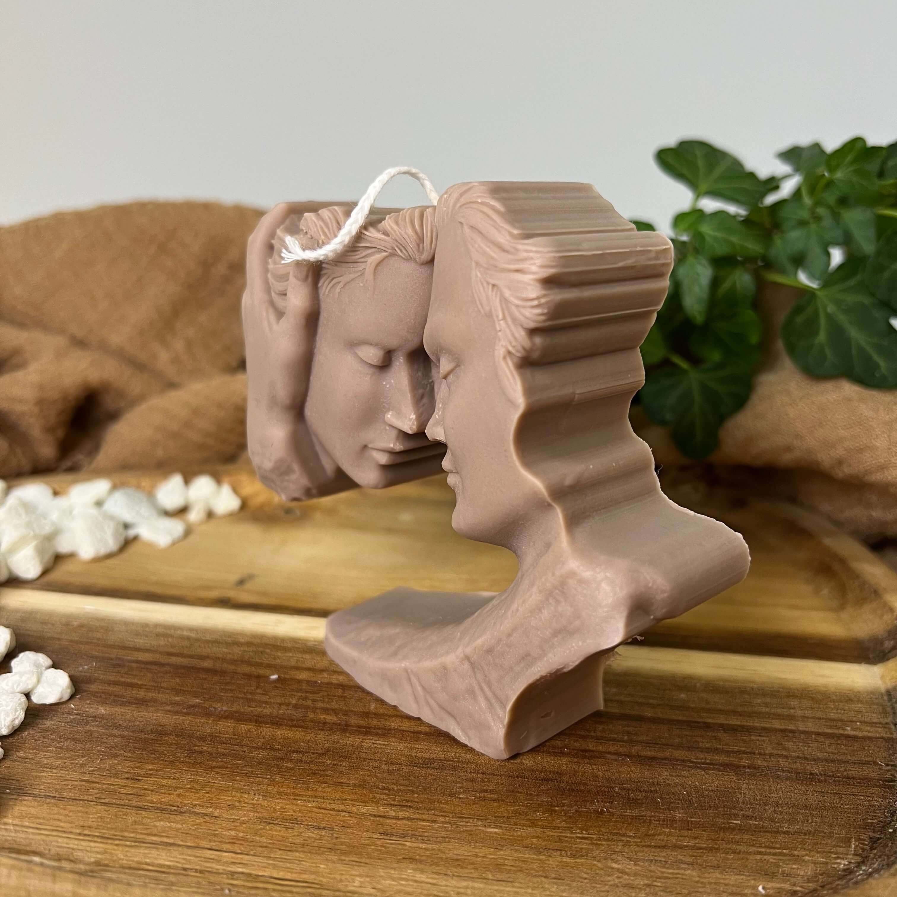 Die Whispers of Love Duo Candle Kerze ist perfekt als Liebeskerze, Verlobungskerze und Hochzeitskerze geeignet. Sie ist einzigartig und stilvoll. In Braun.