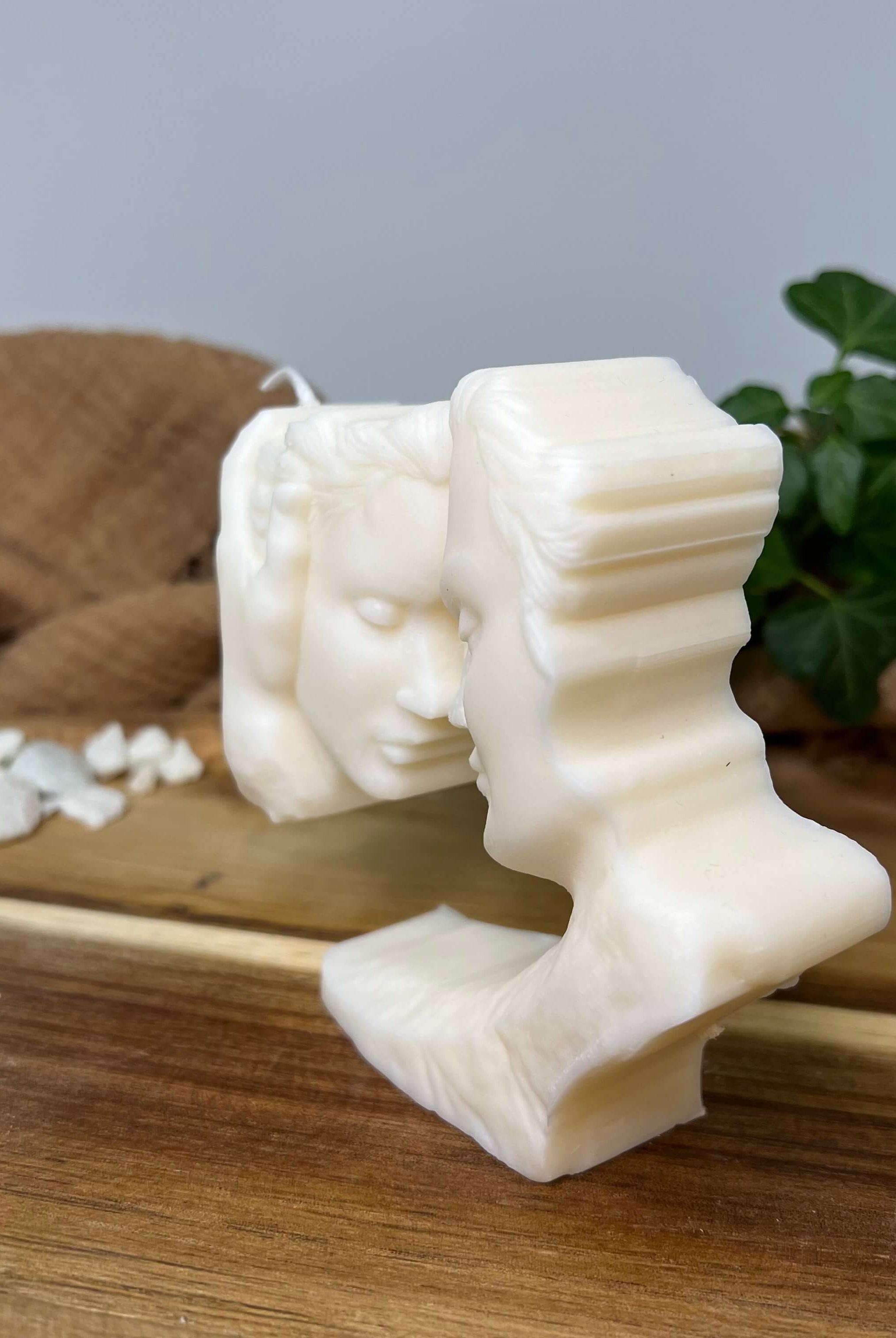 Die Whispers of Love Duo Candle Kerze ist perfekt als Liebeskerze, Verlobungskerze und Hochzeitskerze geeignet. Sie ist einzigartig und stilvoll.