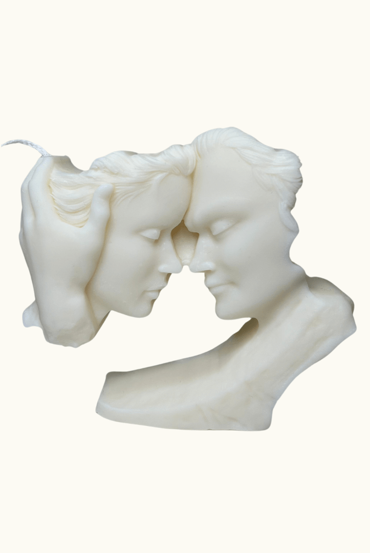 Auf diesem Bild sieht man unsere Whispers of Love Duo Candle Kerze. Sie ist handgemacht aus Bio Sojawachs und deswegen vegan, nachhaltig und umweltfreundlich.