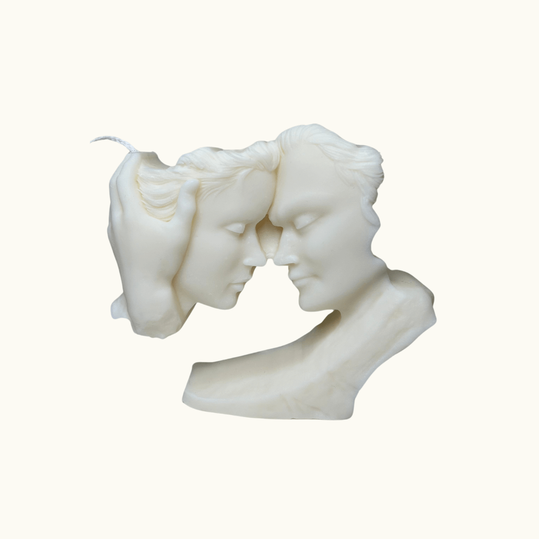 Auf diesem Bild sieht man unsere Whispers of Love Duo Candle Kerze. Sie ist handgemacht aus Bio Sojawachs und deswegen vegan, nachhaltig und umweltfreundlich.