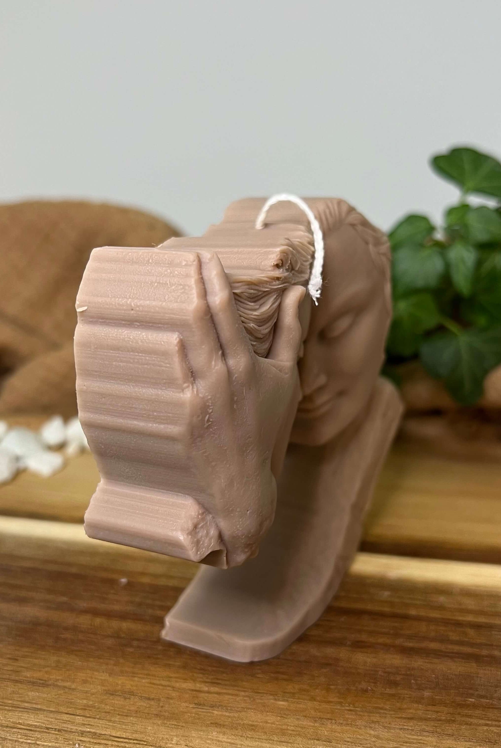 Hier sieht man unsere Whispers of Love Duo Candle Kerze. Diese Liebeskerze ist perfekt als Dekoration geeignet. Sie ist elegant und ästhetisch. In der Farbe Braun.