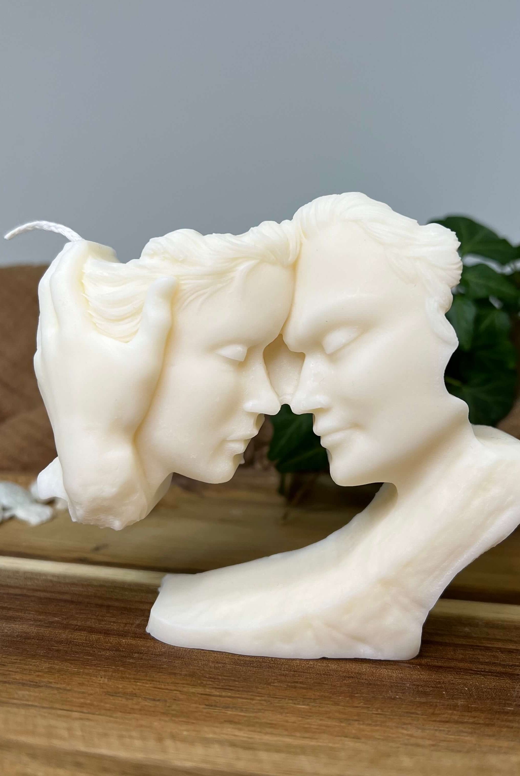 Hier sieht man unsere Whispers of Love Duo Candle Kerze. Diese Liebeskerze ist perfekt als Dekoration geeignet. Sie ist elegant und ästhetisch.