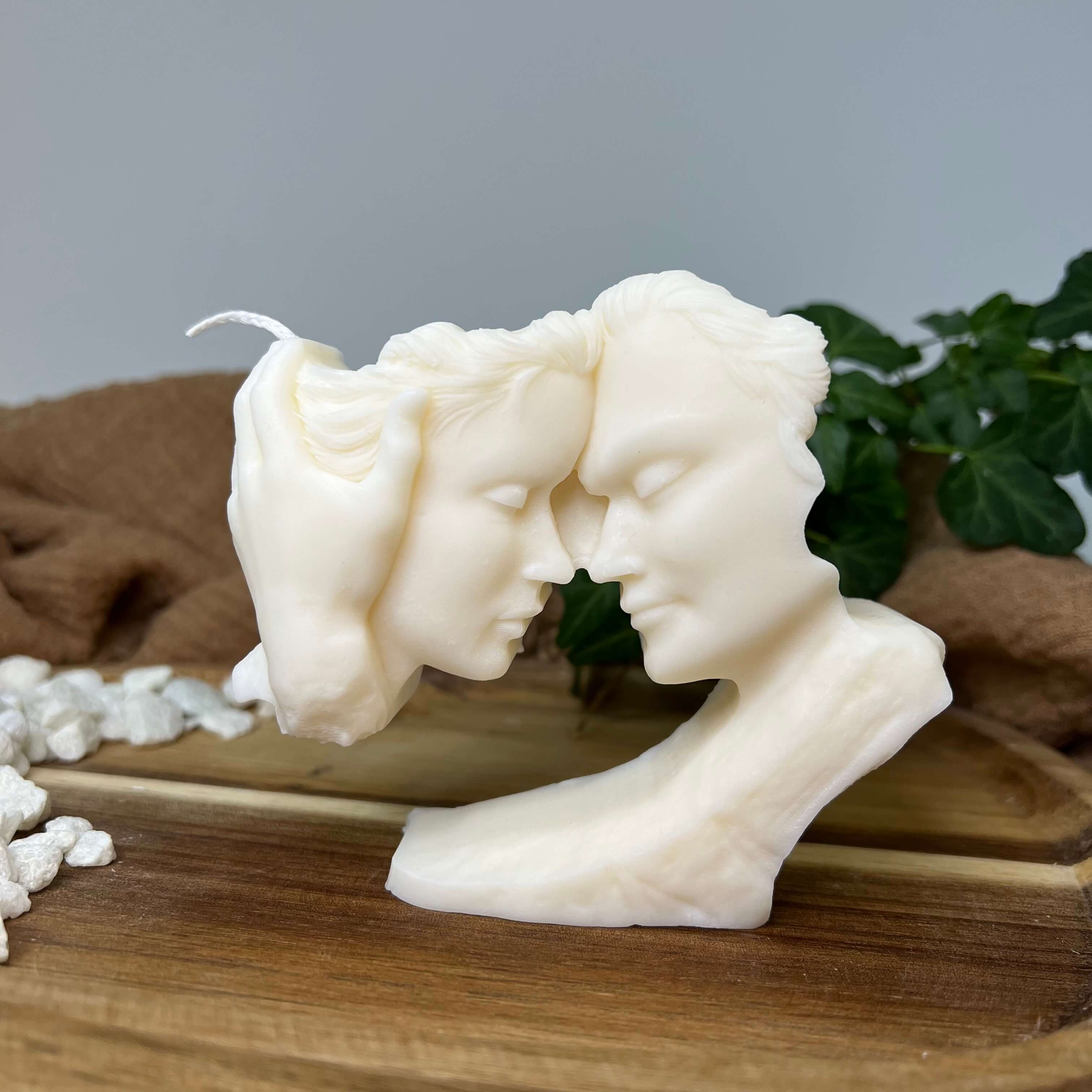 Hier sieht man unsere Whispers of Love Duo Candle Kerze. Diese Liebeskerze ist perfekt als Dekoration geeignet. Sie ist elegant und ästhetisch.