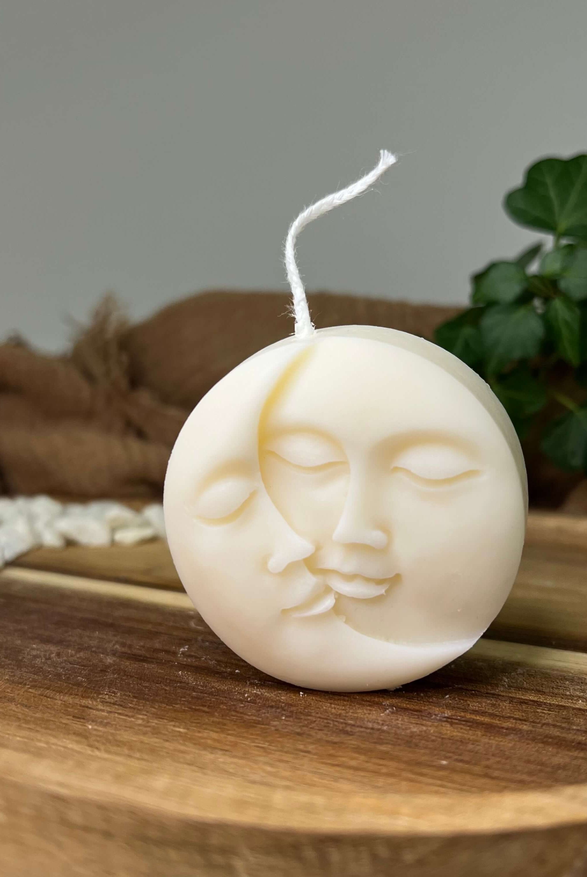 Hier sieht man unsere Yin-Yang Moonlit Radiance Kerze. Sie ist perfekt als Dekoration geeignet mit ihrem Yin-Yang und Gesicht Design. Sie sieht elegant und ästhetisch aus. Handgefertigt aus Sojawachs.