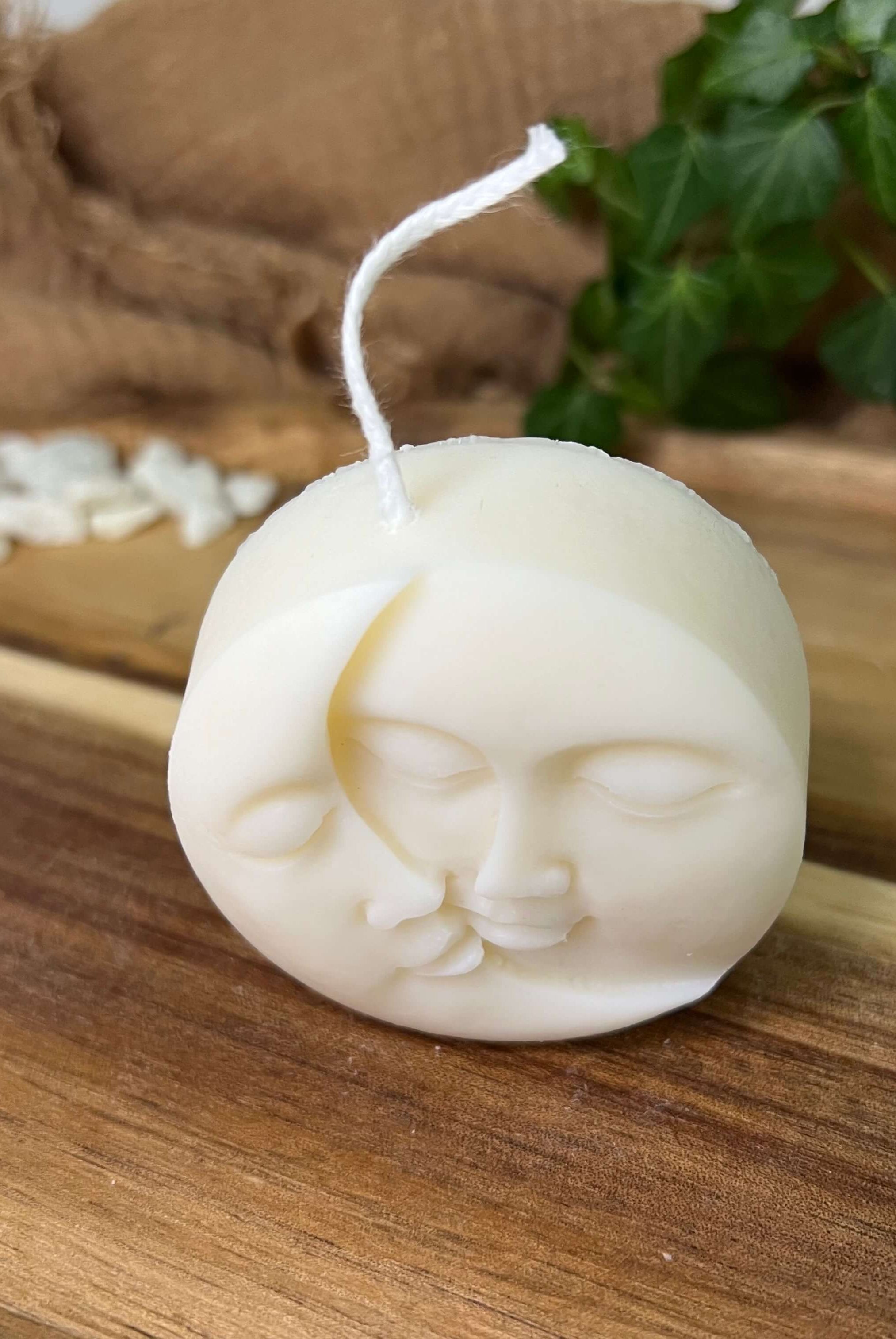 Unsere Yin-Yang Moonlit Radiance Kerze. Diese Duftkerze ist in mehreren Düften erhältlich. Die Düfte haben eine angenehmen und beruhigenden Geruch. Perfekt für gemütliche und entspannte Tage.