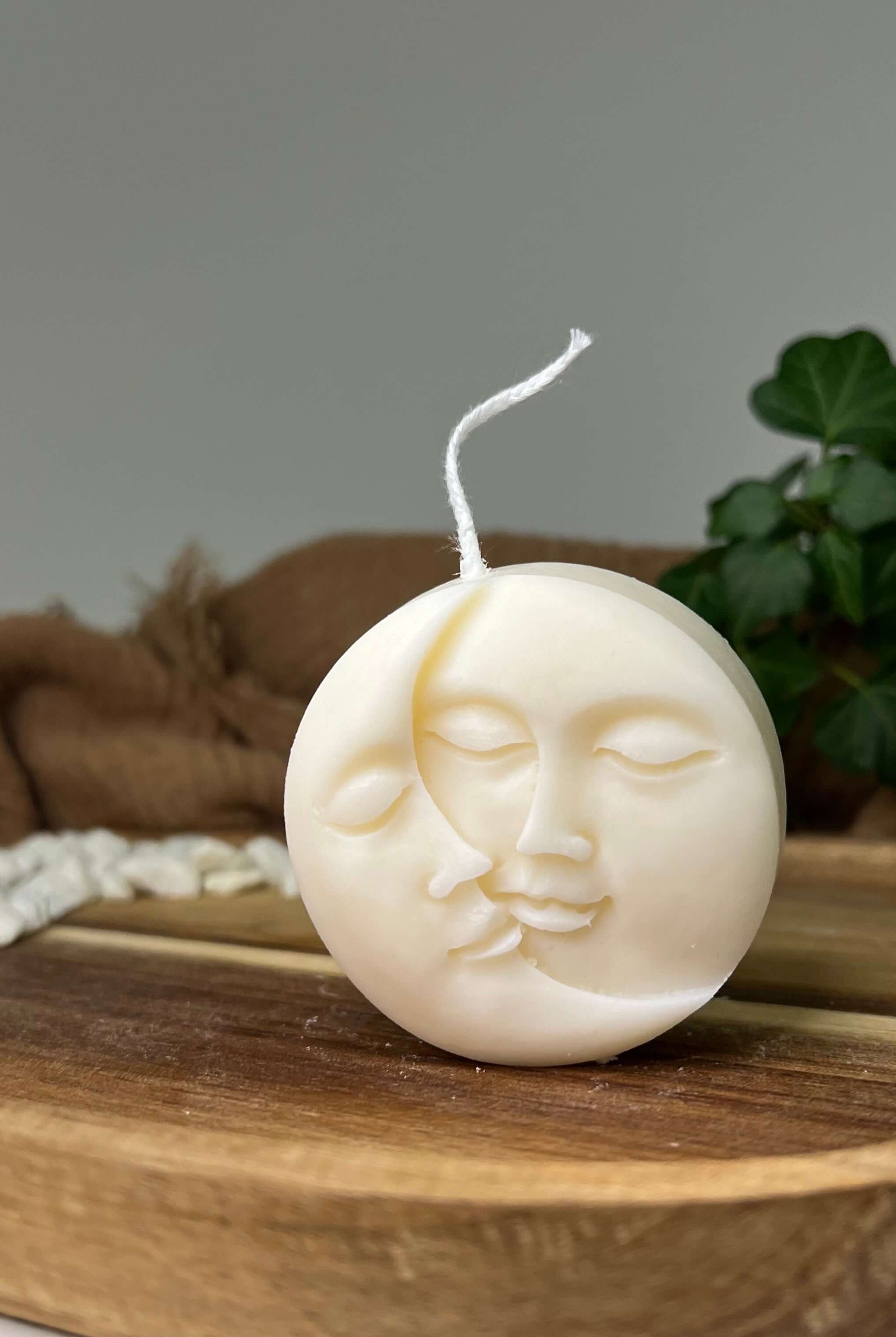 Die Yin-Yang Moonlit Radiance Kerze ist perfekt als Weihnachtskerze und Osterkerze geeignet. Sie ist auch als Verlobungskerze und Hochzeitskerze perfekt. Ihr einzigartiges und stilvolles Design machen sie zu einem Unikat.