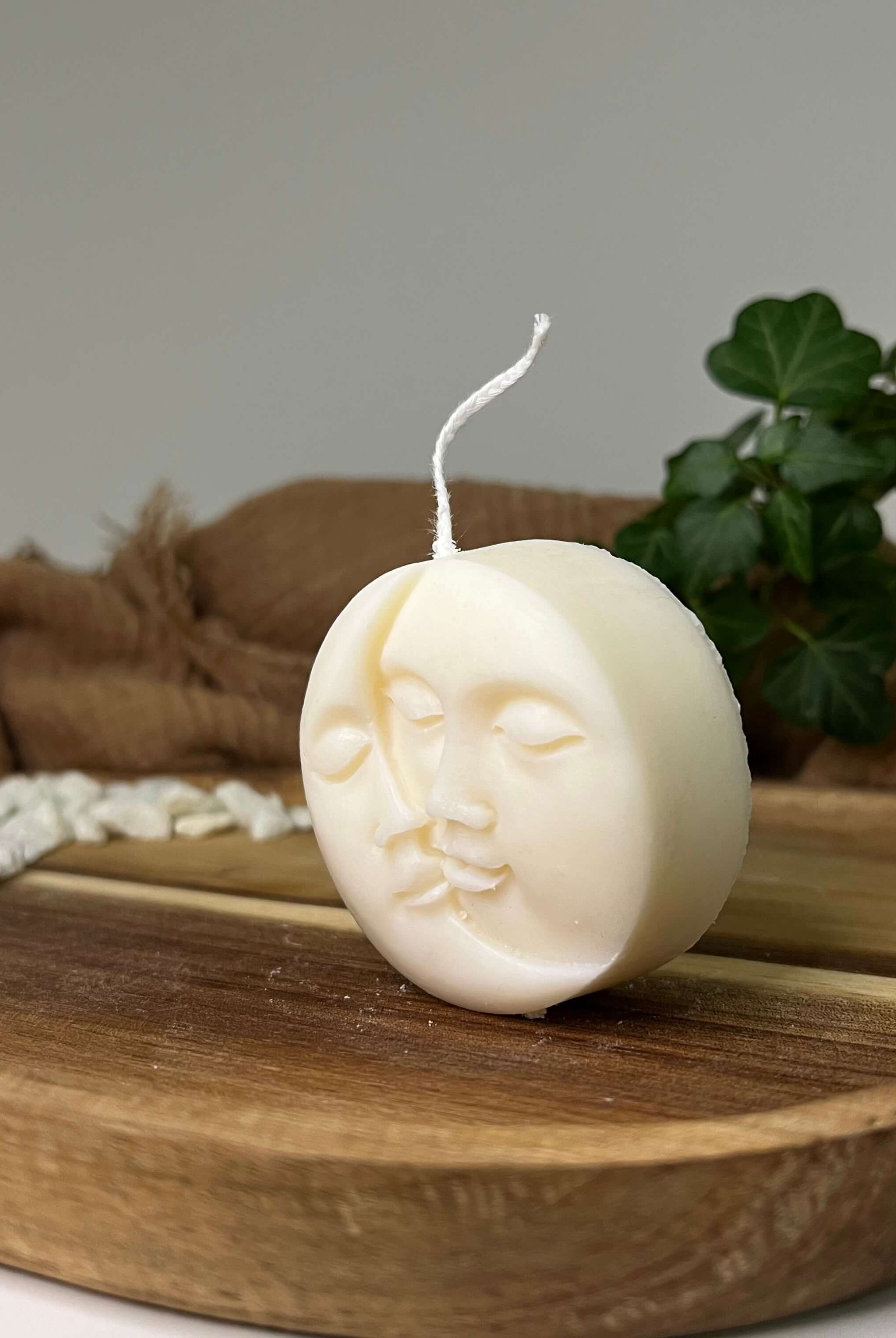 Die Yin-Yang Moonlit Radiance Kerze ist das perfekte Geburtstagsgeschenk. Mit ihrem individuellen Design auch perfekt als Weihnachtsgeschenk, Ostergeschenk, Valentinstagsgeschenk und Hochzeitsgeschenk geeignet. Sie ist handgefertigt aus hochwertigem Sojawachs.