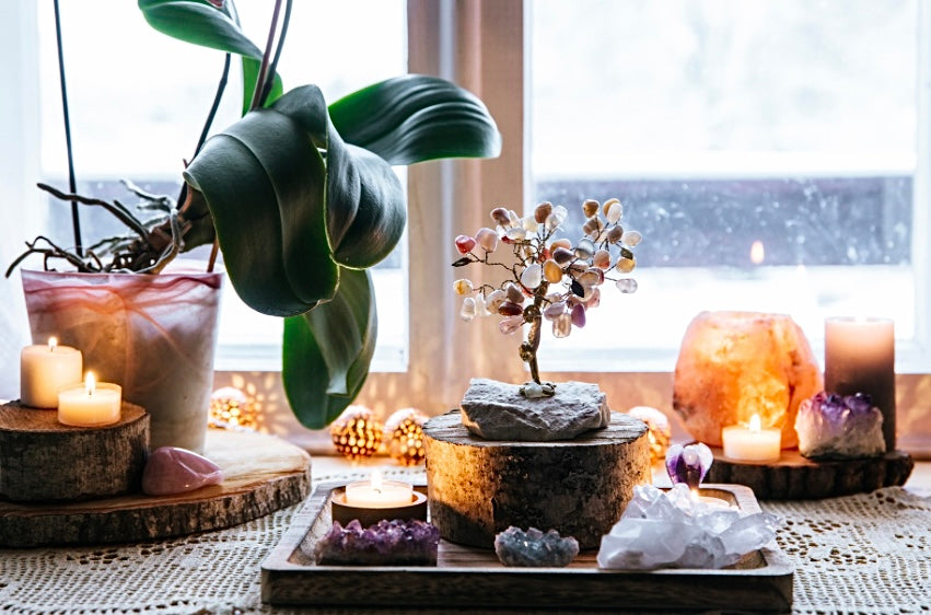 Mehrere leuchtende Kerzen in harmonischen Farben und Formen, nach Feng Shui Prinzipien arrangiert, schaffen eine warme und beruhigende Atmosphäre.