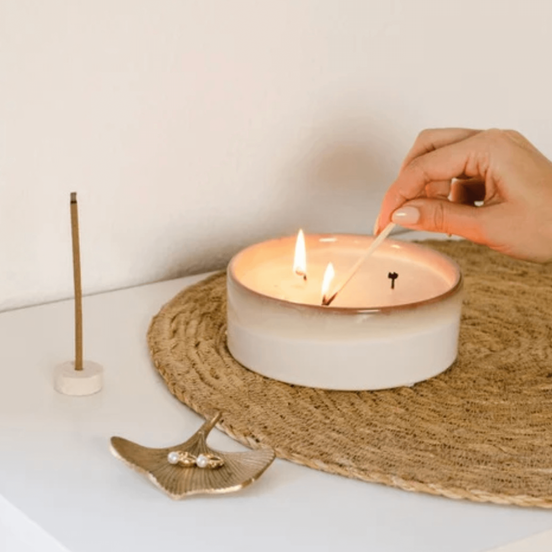 Hier sieht man wie unsere handgemachte Sojawachs Kerze angezündet wird.