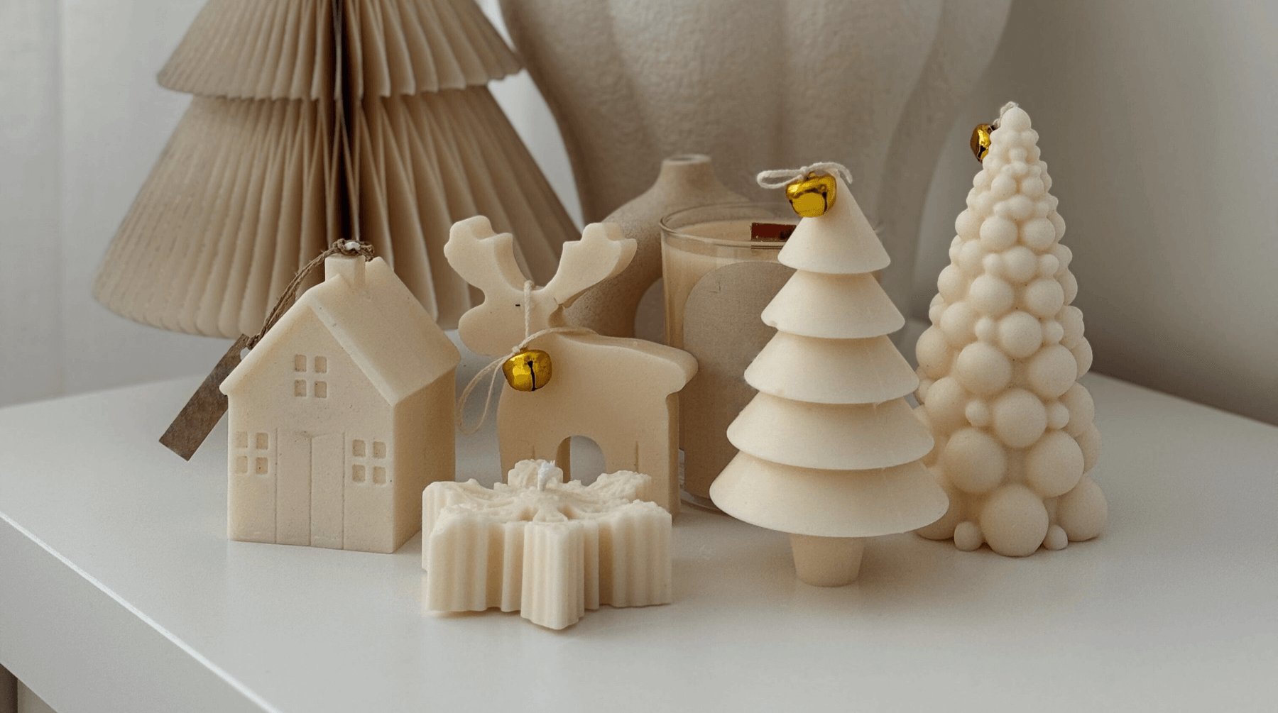 Unsere Weihnachts-Kollektion mit handgefertigten Duftkerzen aus Bio-Sojawachs. Unsere Kerzen sind sehr nachhaltig und umweltfreundlich. Sie sind perfekt als Dekoration geeignet und sehen elegant und besonders aus. Perfekt als Weihnachtsgeschenk.