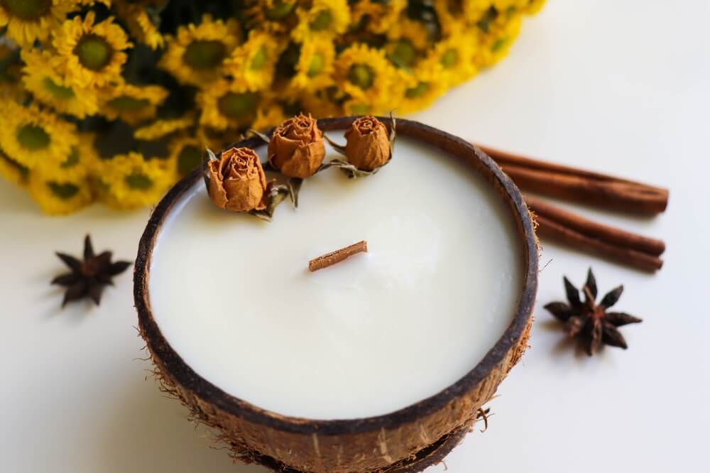 Zusehen ist eine Candle Bowl, also eine Kerze in einer Schale. Sie ist aus umweltfreundlichem Sojawachs hergestellt. Perfekt als elegante Luxus Dekoration geeignet, mit ihrem ästhetischem Aussehen. Verpasse deinem Zuhause ein hauch von Wunderlicht.