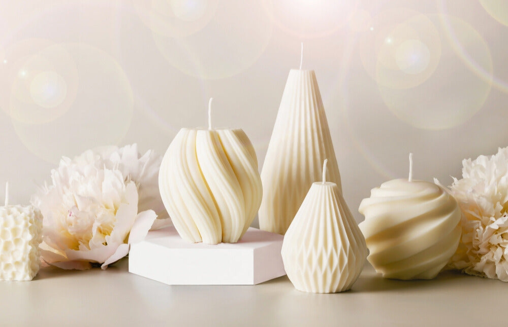 Auf diesem Bild sieht man handgemachte Duftkerzen, diese sind perfekt als Dekoration geeignet. Sie sind aus umweltfreundlichem und nachhaltigem Wachs hergestellt und eignen sich als Geschenk für Freunde und Familie.