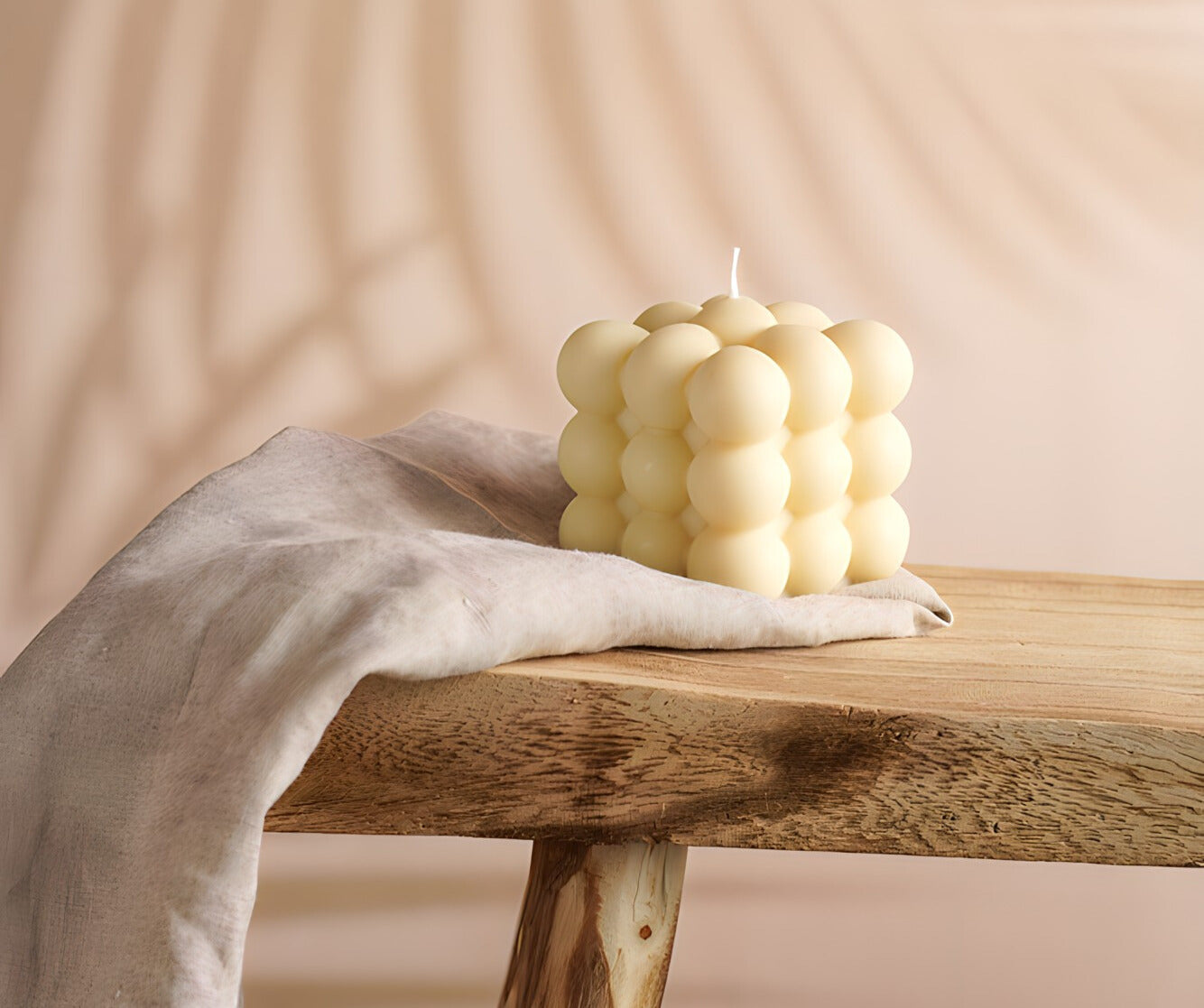 Unsere vielfältigen handgemachten Kerzen. Sie sind aus Sojawachs hergestellt. Nachhaltig und umweltfreundlich. Die Duftkerzen sehen elegant und luxuriös aus. Sie sind in verschiedenen Düften erhältlich.