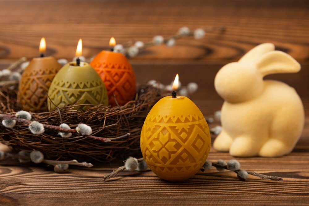 Auf dem Bild sieht man unsere Osterkollektion. Die Oster Kerzen sind aus Sojawachs hergestellt, also nachhaltig und umweltfreundlich. Sie sehen elegant und ästhetisch aus. Sie sind perfekt geeignet als Geschenke für das Osterfest und als Oster Dekoration.