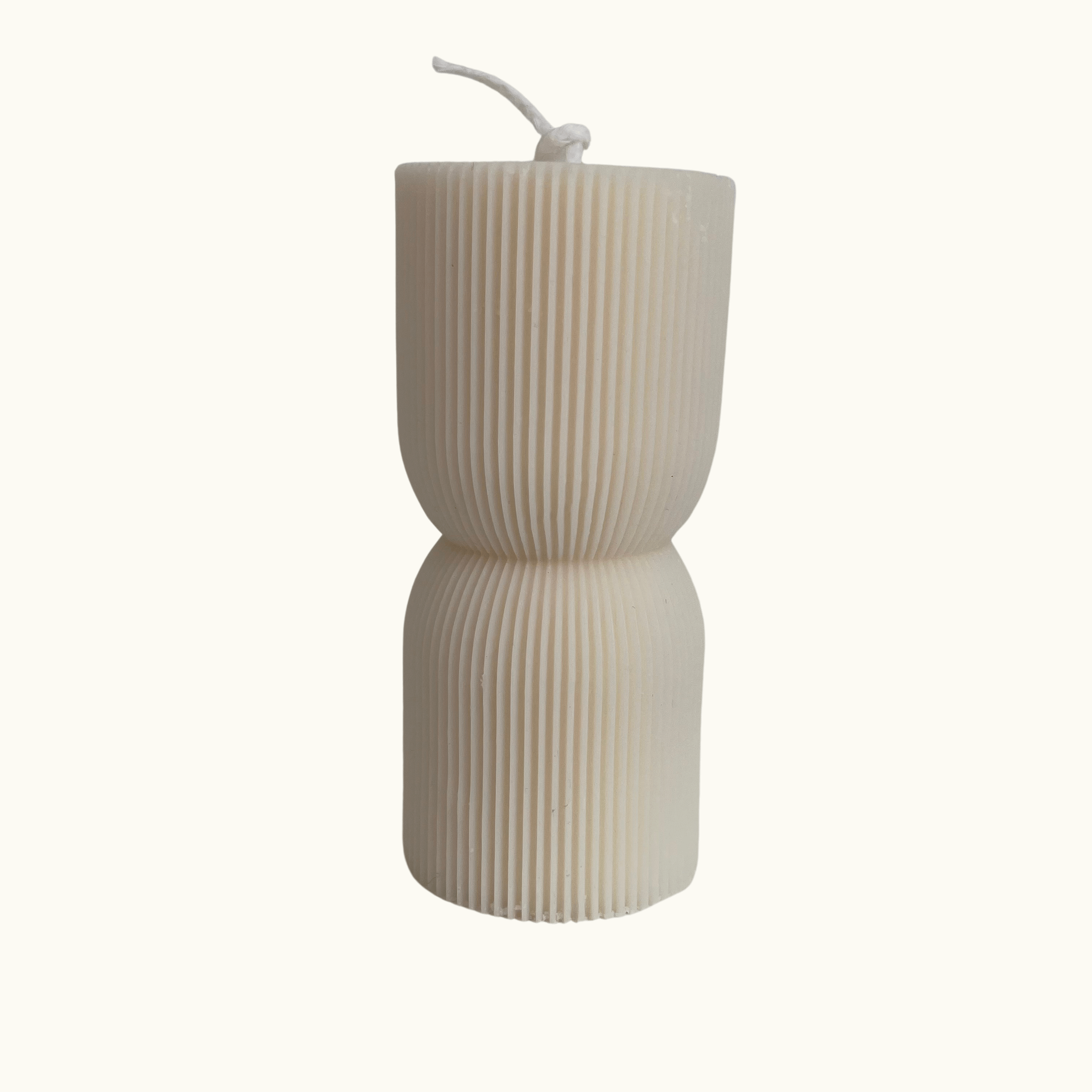Handgemachte Dual Glow Stumpenkerze aus Sojawachs mit gerillter Struktur und Einkerbung in der Mitte – elegante Zylinderkerze für eine moderne, stimmungsvolle Dekoration.