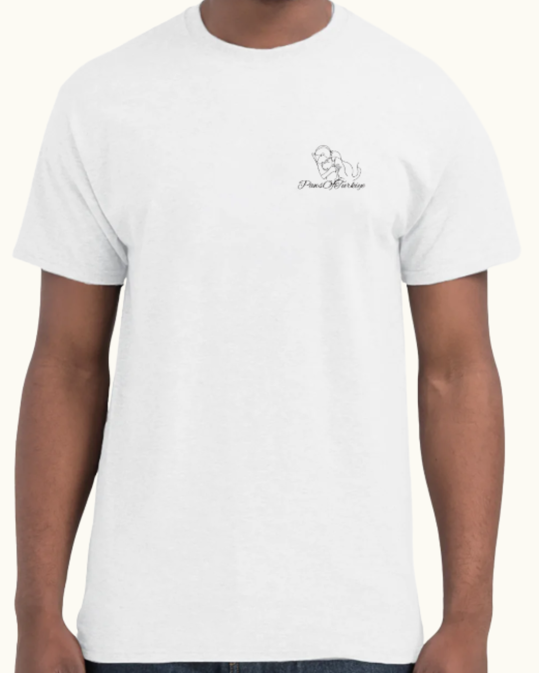 Weißes Unisex-T-Shirt mit schwarzem PawsOfTurkiye-Logo auf der Brust – Charity-Shirt von Sym Aesthetics zugunsten von Straßenhunden und Katzen in der Türkei.