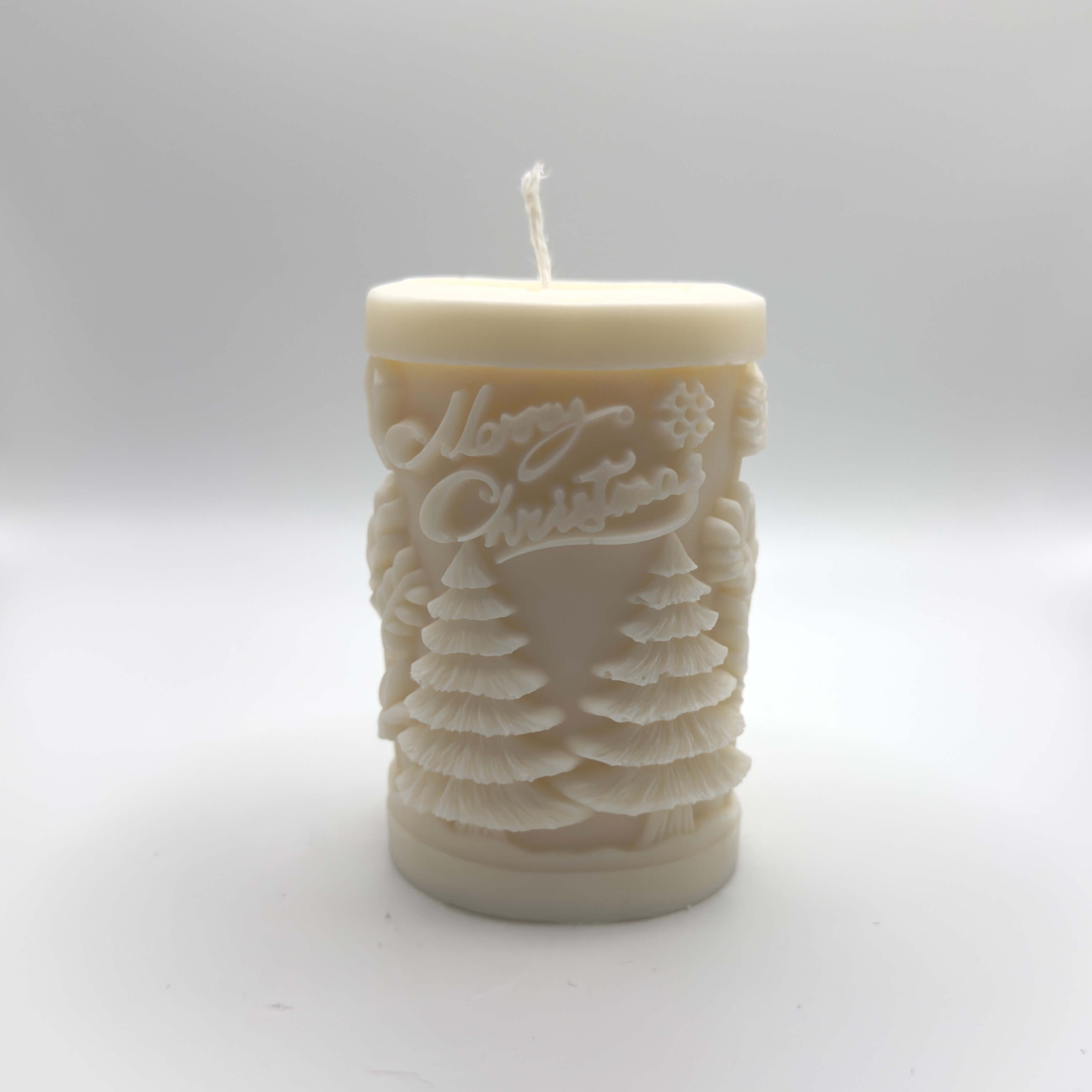 Evergreen Cheer Sojawachs-Kerze, handgefertigt in Baumstammform, mit Tannenmotiven und winterlichen Schneeflocken als festliche Dekoration.