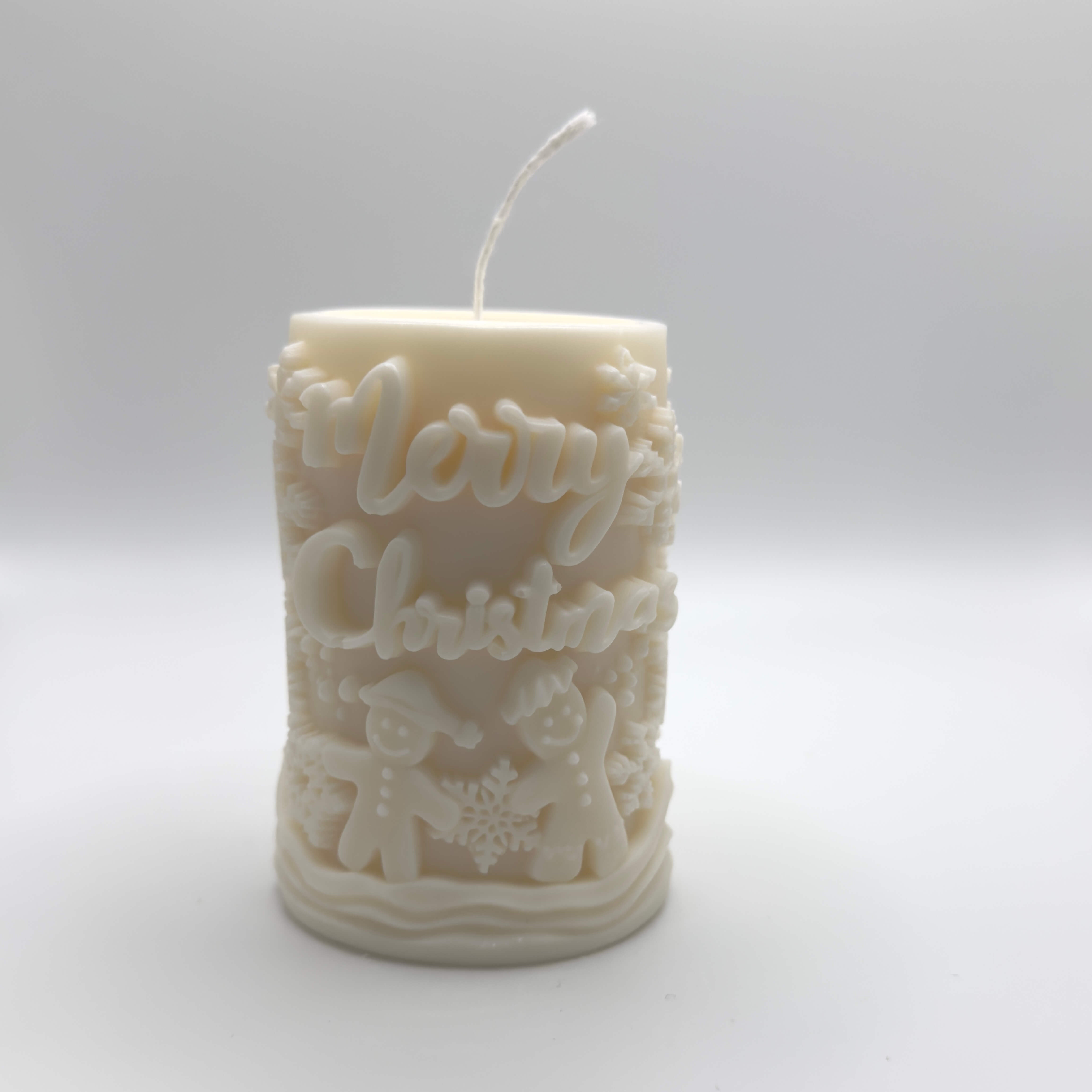 Gingerbread Delight Sojawachs-Kerze, handgefertigt in Baumstammform, mit niedlichen Lebkuchenmännchen und Schneeflocken für eine fröhliche Weihnachtsdekoration.