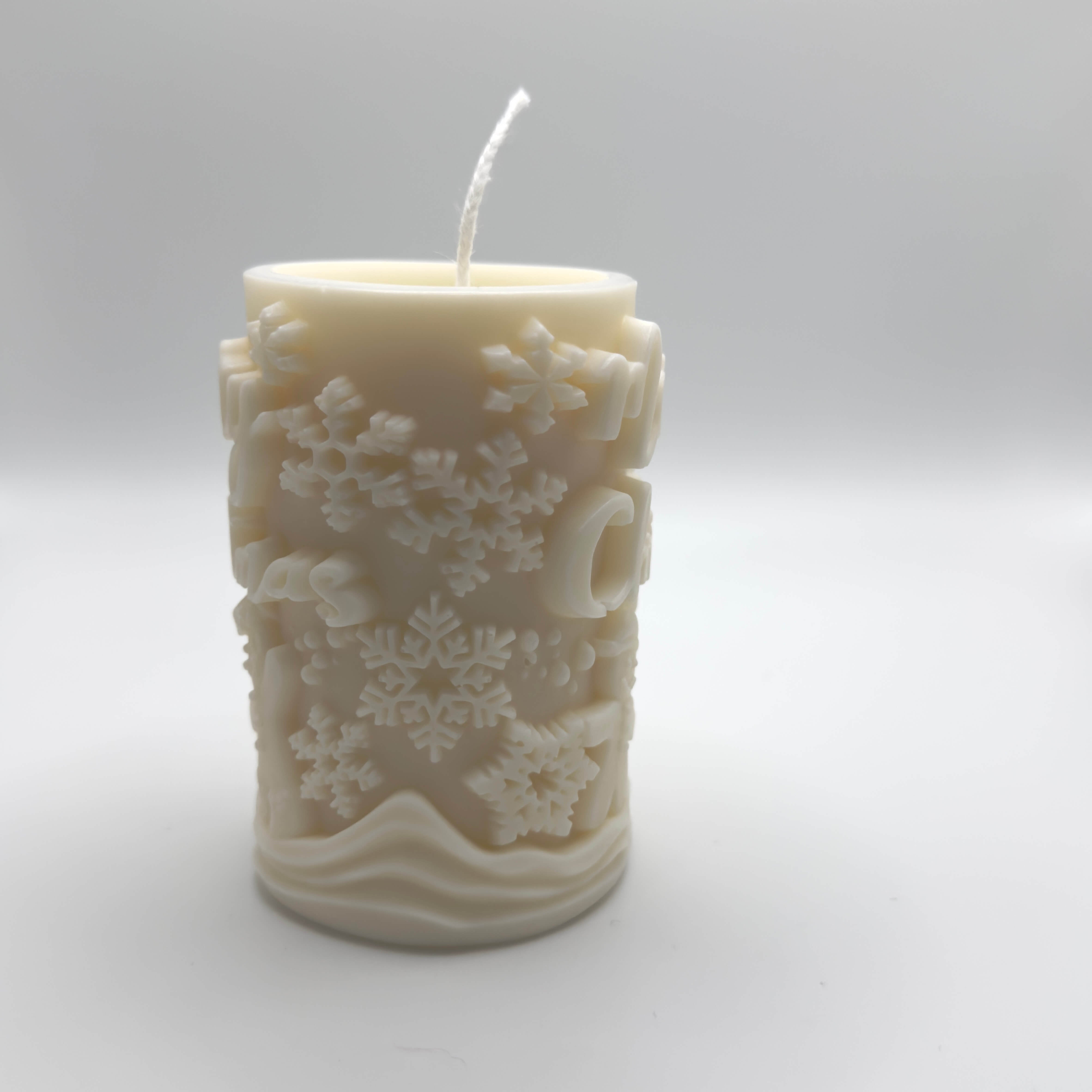 Gingerbread Delight Sojawachs-Kerze in Baumstammform mit “Merry Christmas”, Lebkuchenmännchen und Schneeflocken für festliche Winterstimmung.