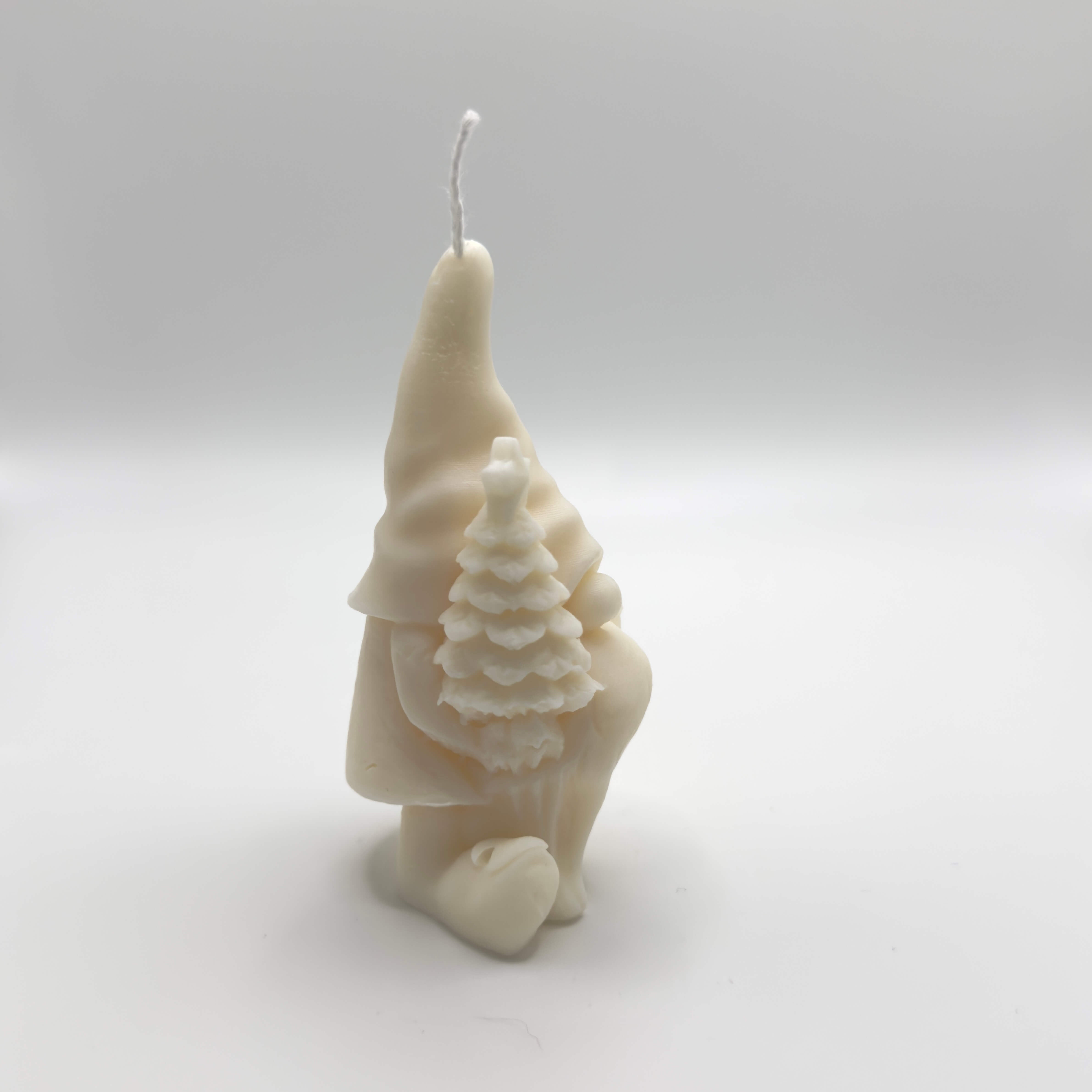 Gnome’s Gift Sojawachs-Kerze, handgefertigte Wichtelkerze mit Tannenbaum und Geschenk für eine nachhaltige und festliche Weihnachtsdekoration.
