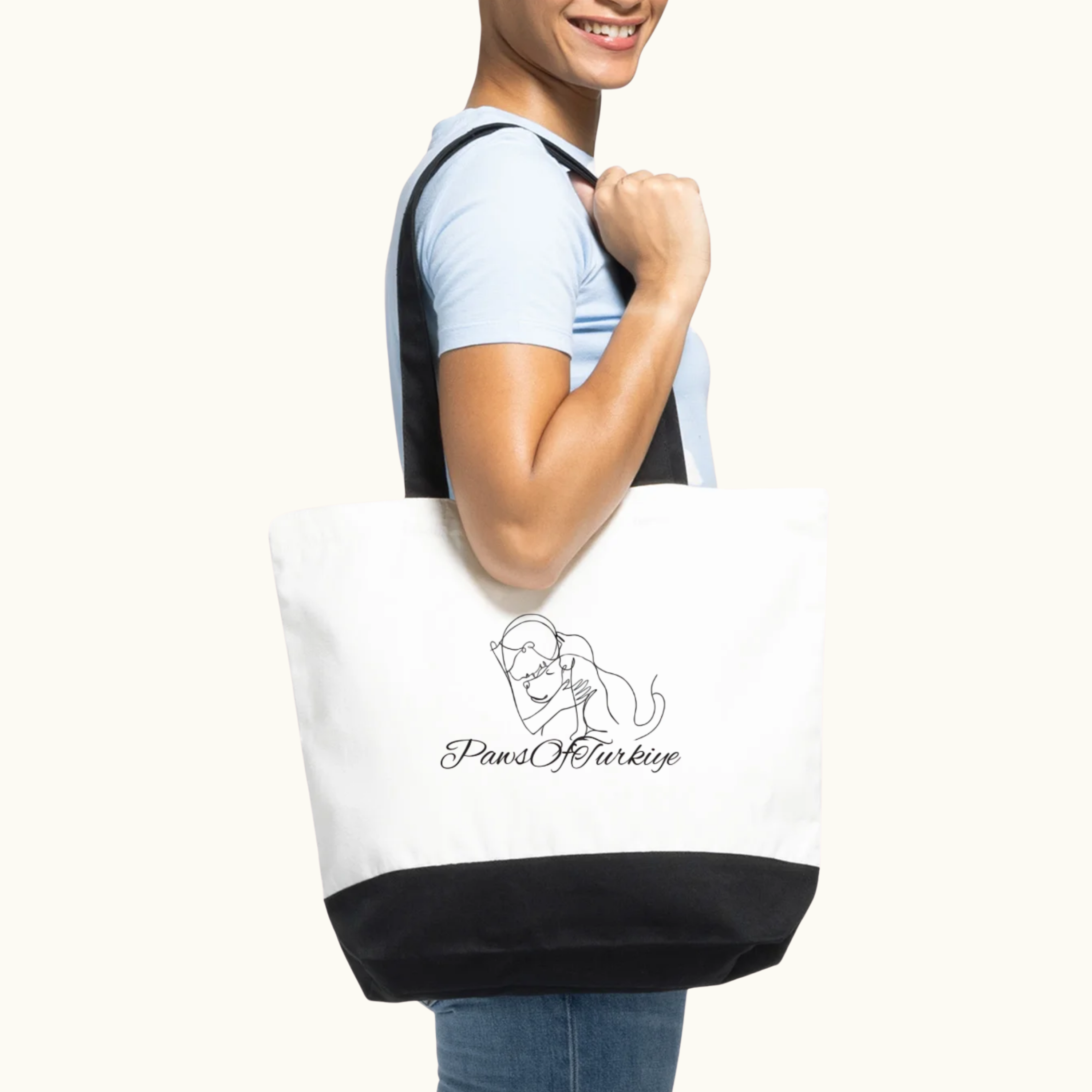 Baumwoll-Tragetasche mit beidseitigem PawsOfTurkiye-Logo – nachhaltige Charity-Tasche von Sym Aesthetics zugunsten von Straßenhunden und Katzen in der Türkei.