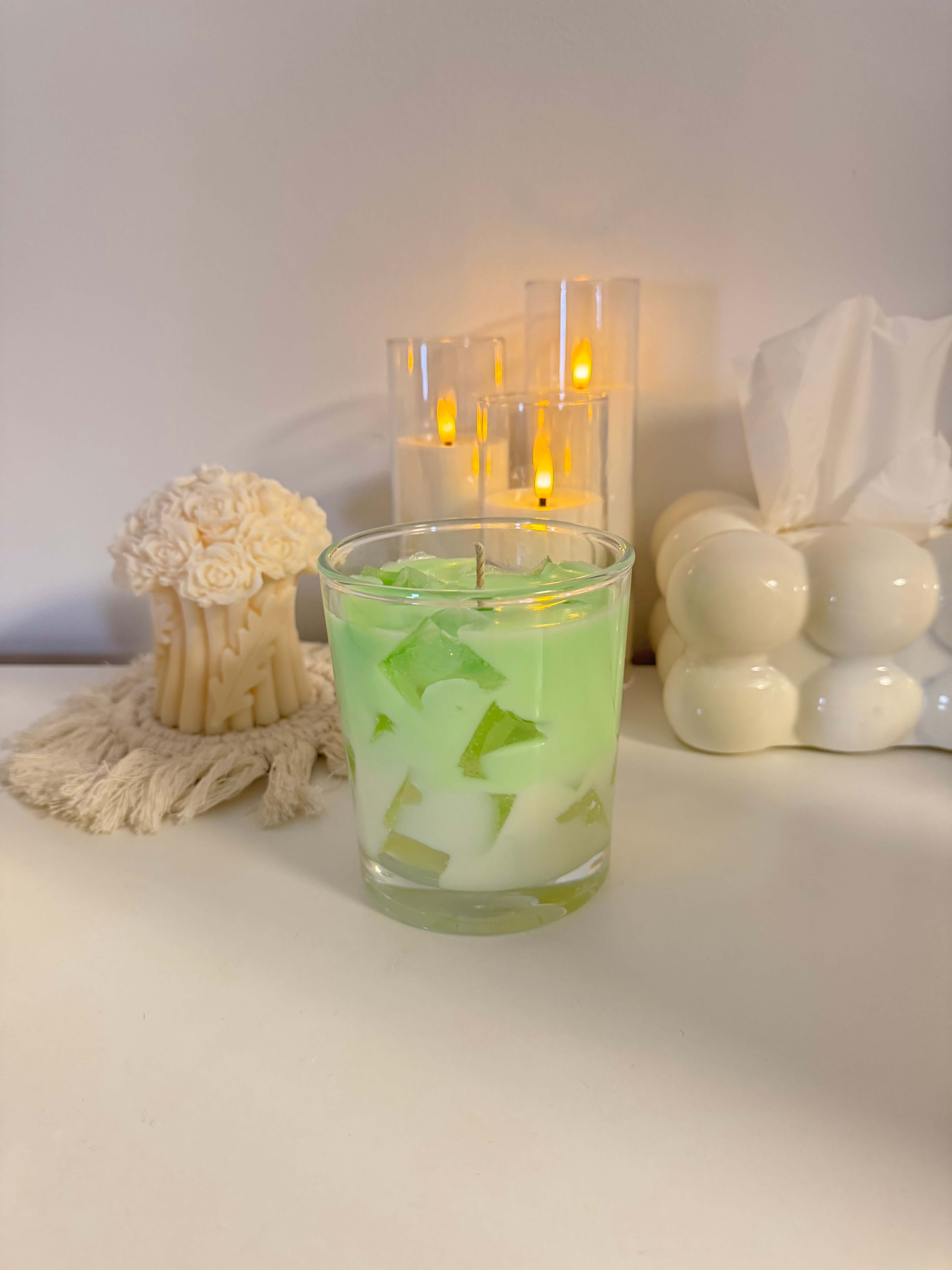 Iced Vanilla Matcha Latte Candle mit natürlichem Matcha- und Vanilleduft – für eine stilvolle und entspannende Raumgestaltung.