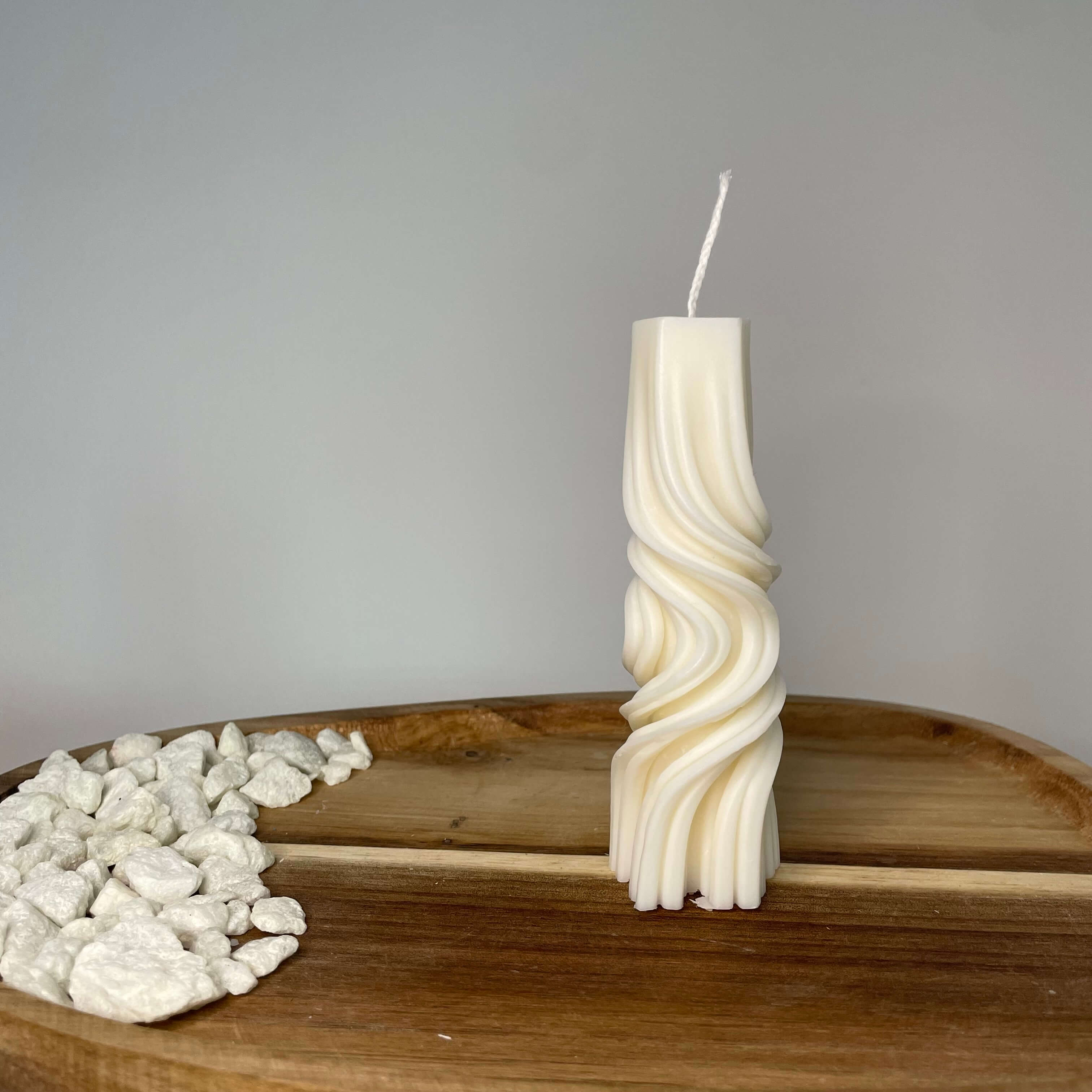 Luxe Cascade Stumpenkerze klein – elegante, umweltfreundliche Sojawachskerze mit spiralförmigem Design für stilvolle Raumdekoration.