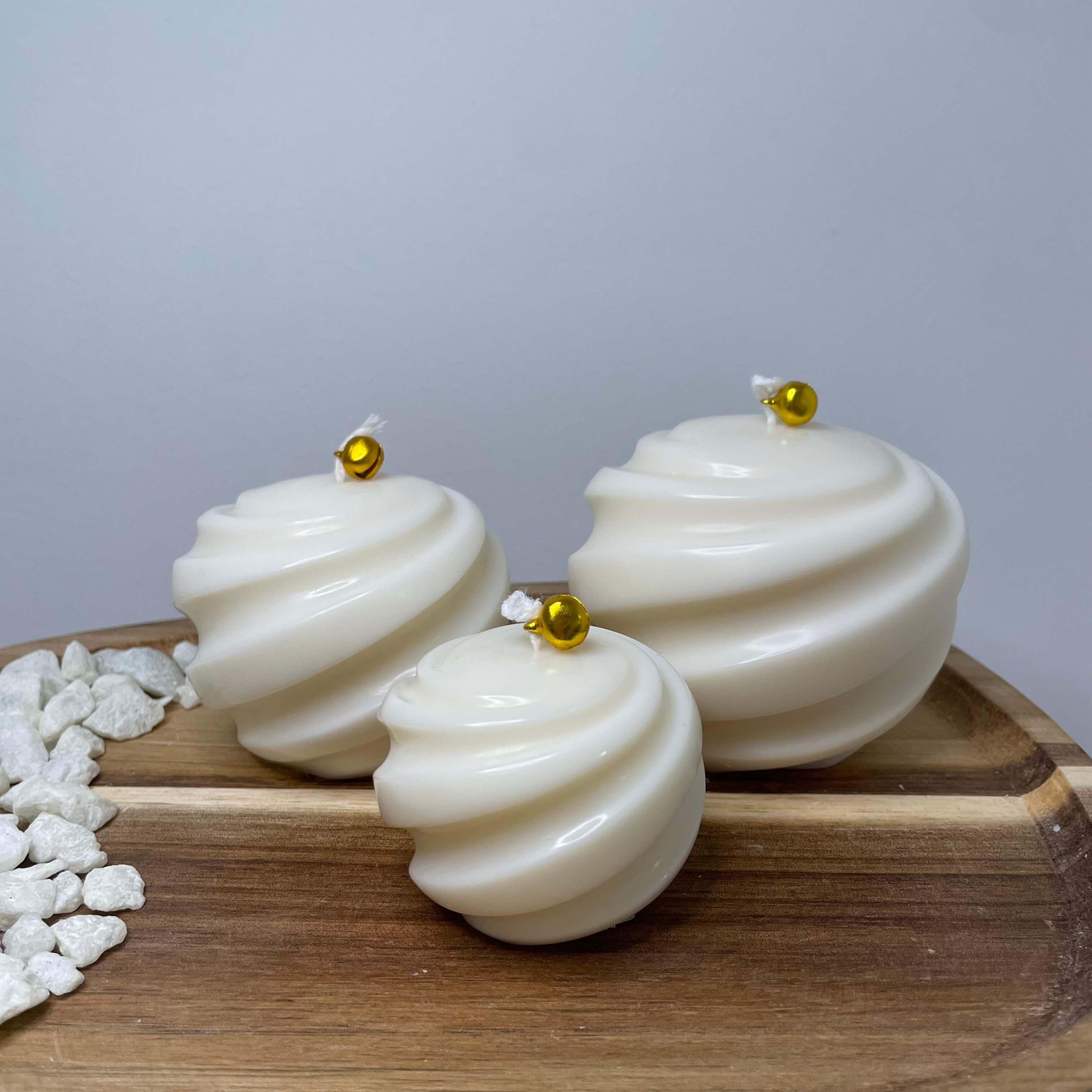 Set aus drei Ribbed Christmas Bauble Kerzen in verschiedenen Größen, handgefertigt aus umweltfreundlichem Sojawachs mit eleganten Spiralrillen – perfekte nachhaltige Weihnachtsdeko.