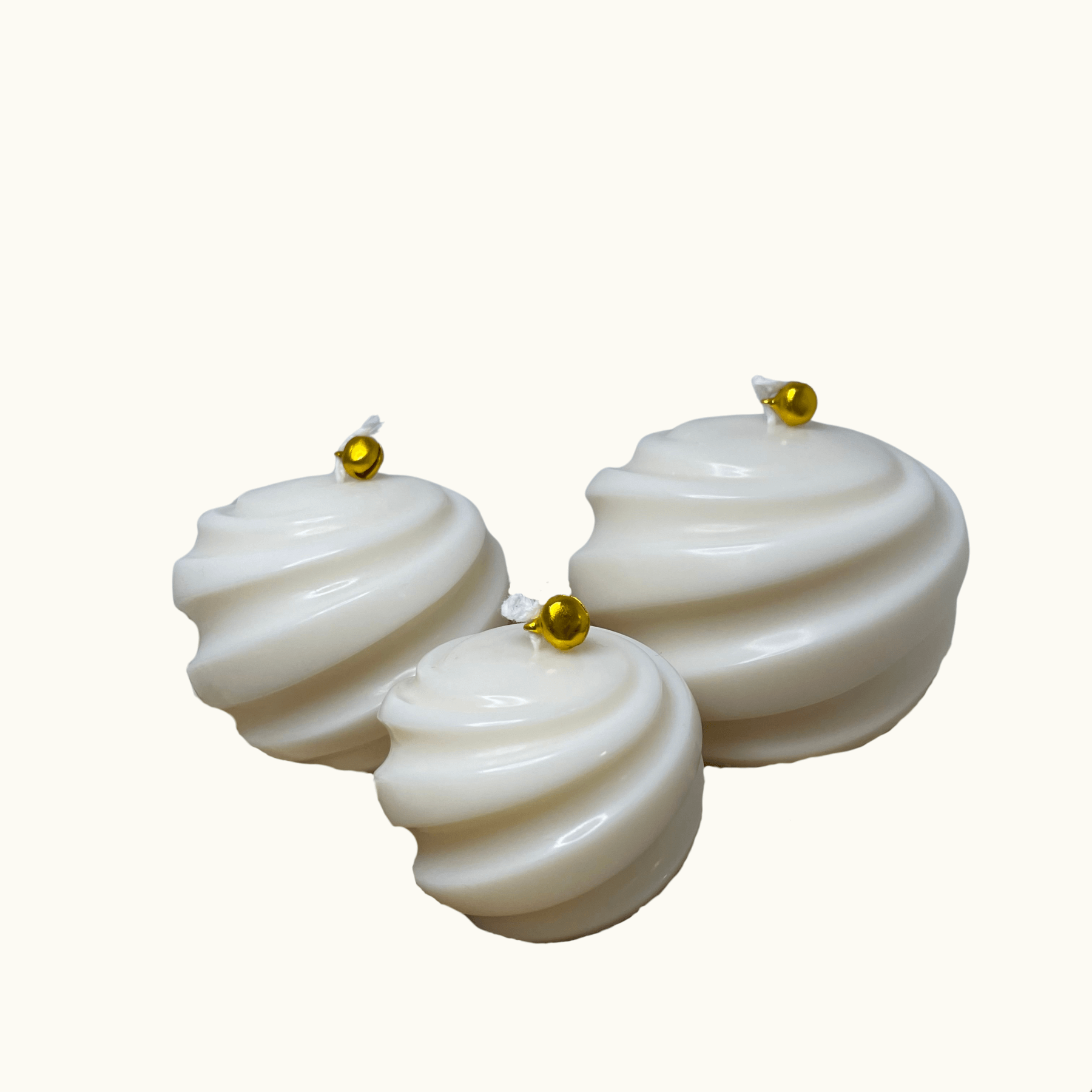 Ribbed Christmas Bauble Kerzen-Set mit drei handgefertigten Sojawachskerzen in verschiedenen Größen, jede mit eleganten Spiralrillen – ideale nachhaltige Weihnachtsdekoration für stimmungsvolle Beleuchtung.