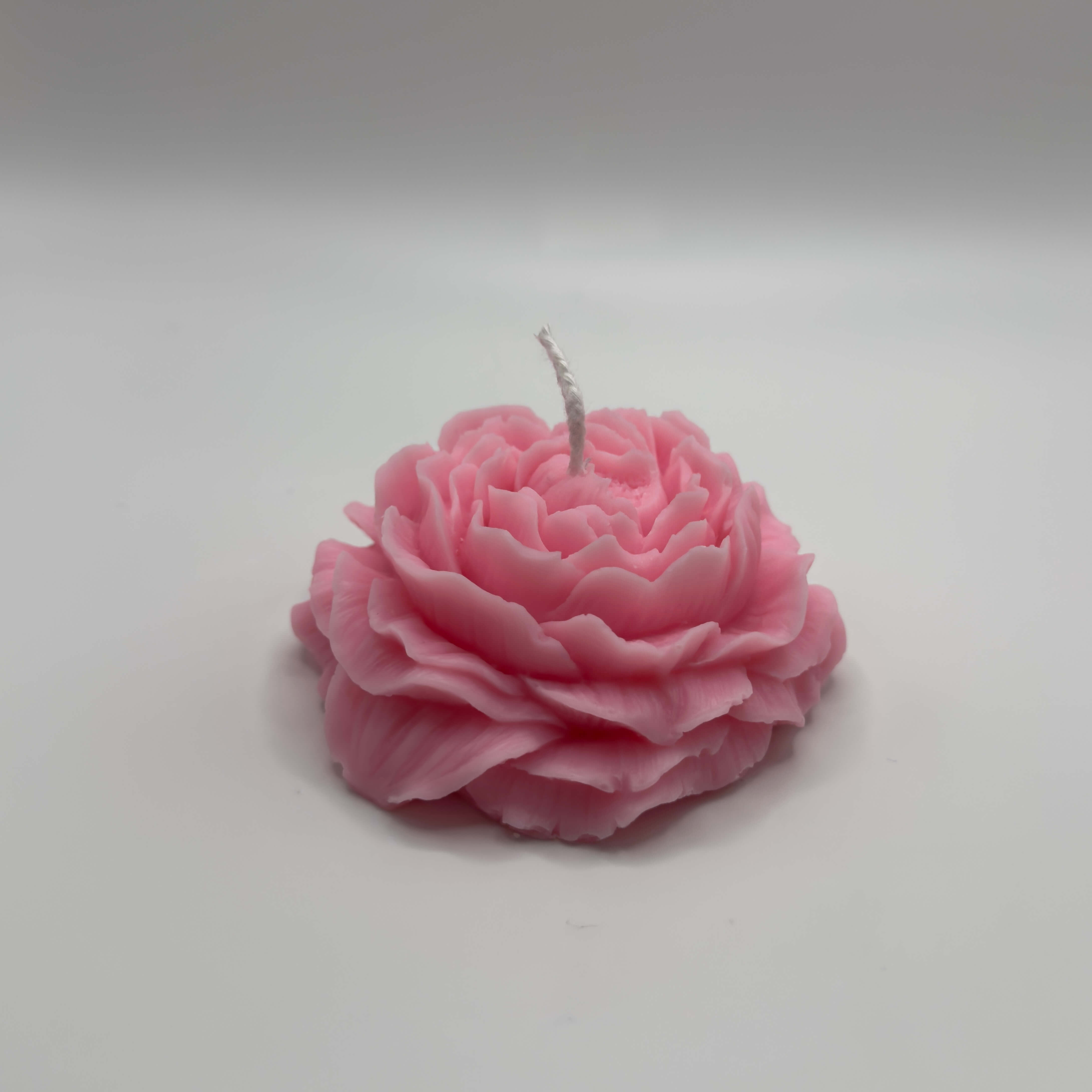 Die “Rosé Petal Elegance”-Kerze, gefertigt aus nachhaltigem Sojawachs, bringt eine zarte Rosenblüten-Ästhetik in jeden Raum. Vegan und handgefertigt, vereint sie Natürlichkeit mit Eleganz und schafft eine beruhigende Atmosphäre bei sanftem Licht.