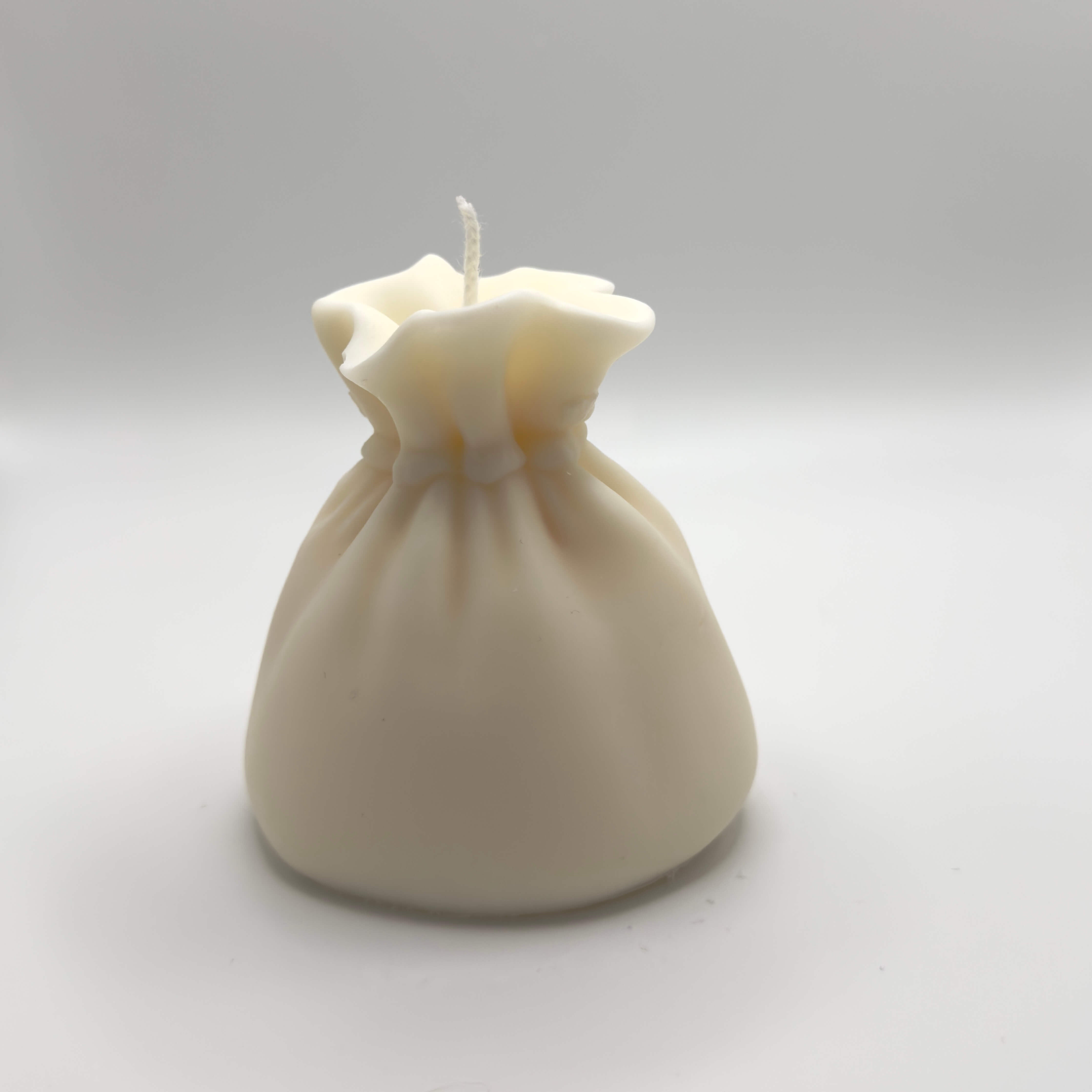 Santa’s Gift Kerze, Weihnachtskerze im Geschenke-Design mit Schlittschuh und “Merry Christmas”-Detail für eine festliche Atmosphäre.