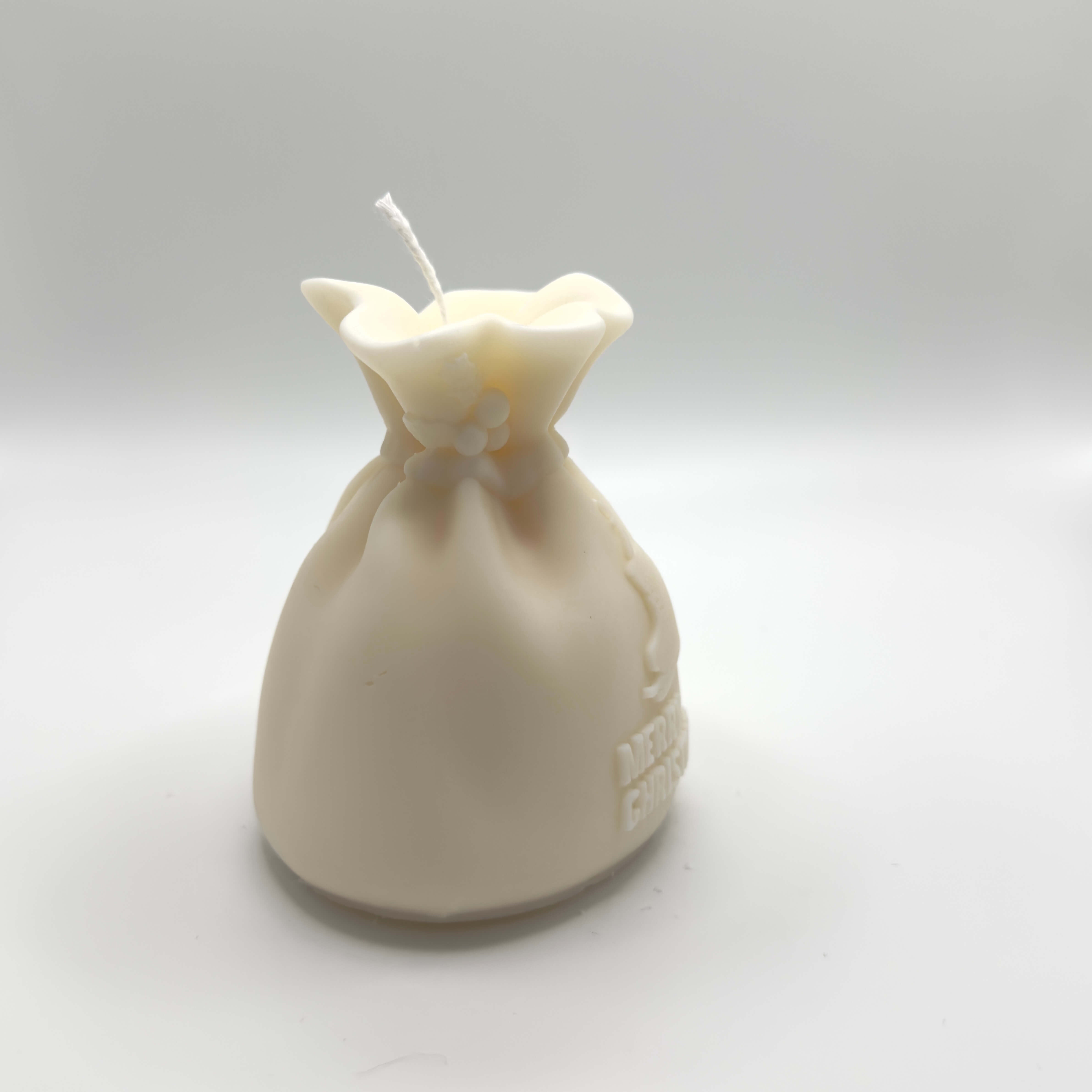 Santa’s Gift Kerze, weihnachtliche Geschenk-Kerze mit Schlittschuh und “Merry Christmas” aus umweltfreundlichem Sojawachs.