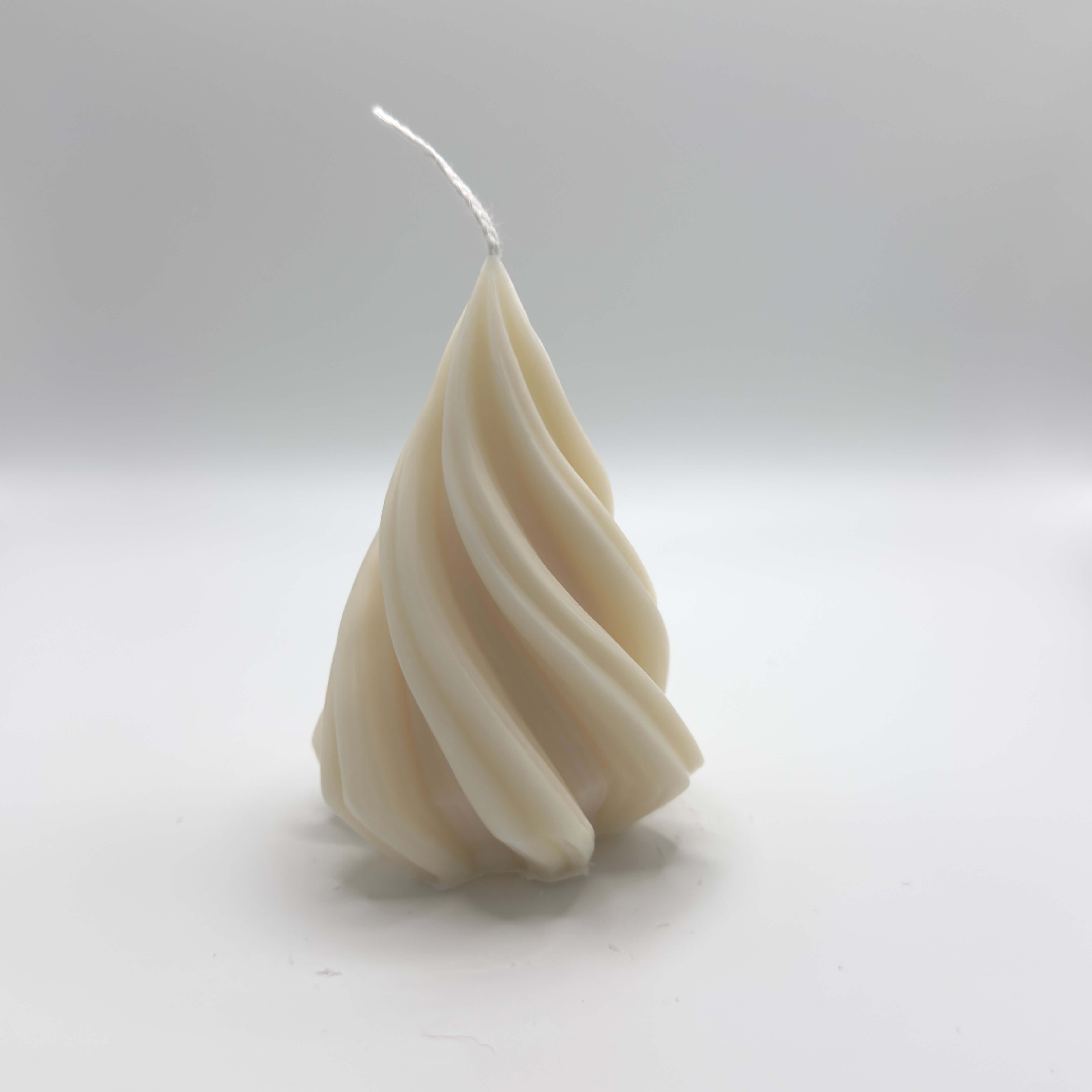 Spiral Pine Tree Sojawachs-Kerze, spiralförmiger Tannenbaum in verschiedenen Größen für eine elegante Weihnachtsatmosphäre.