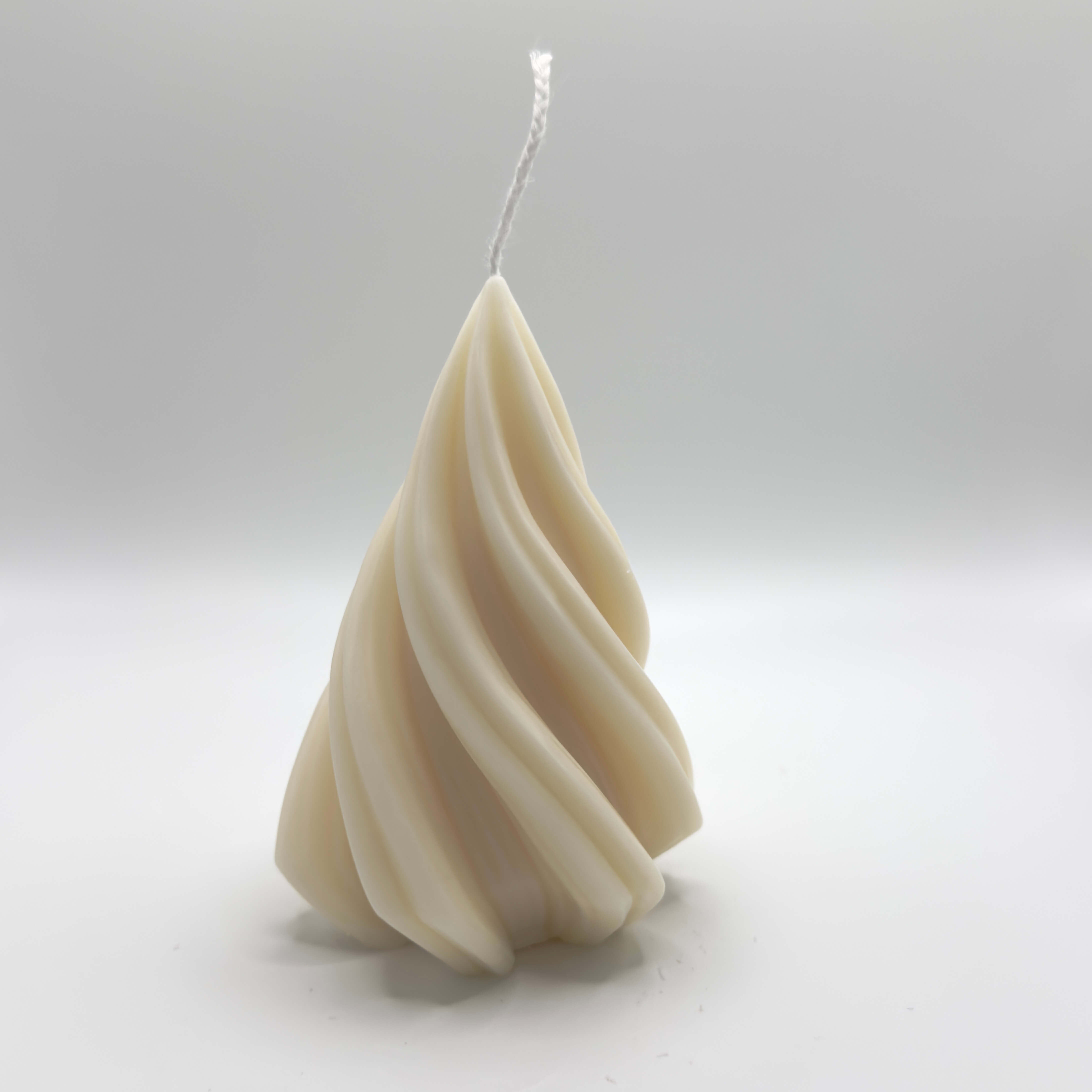 Spiral Pine Tree Sojawachs-Kerze, spiralförmiger Weihnachtsbaum in drei Größen für eine stilvolle und festliche Dekoration.