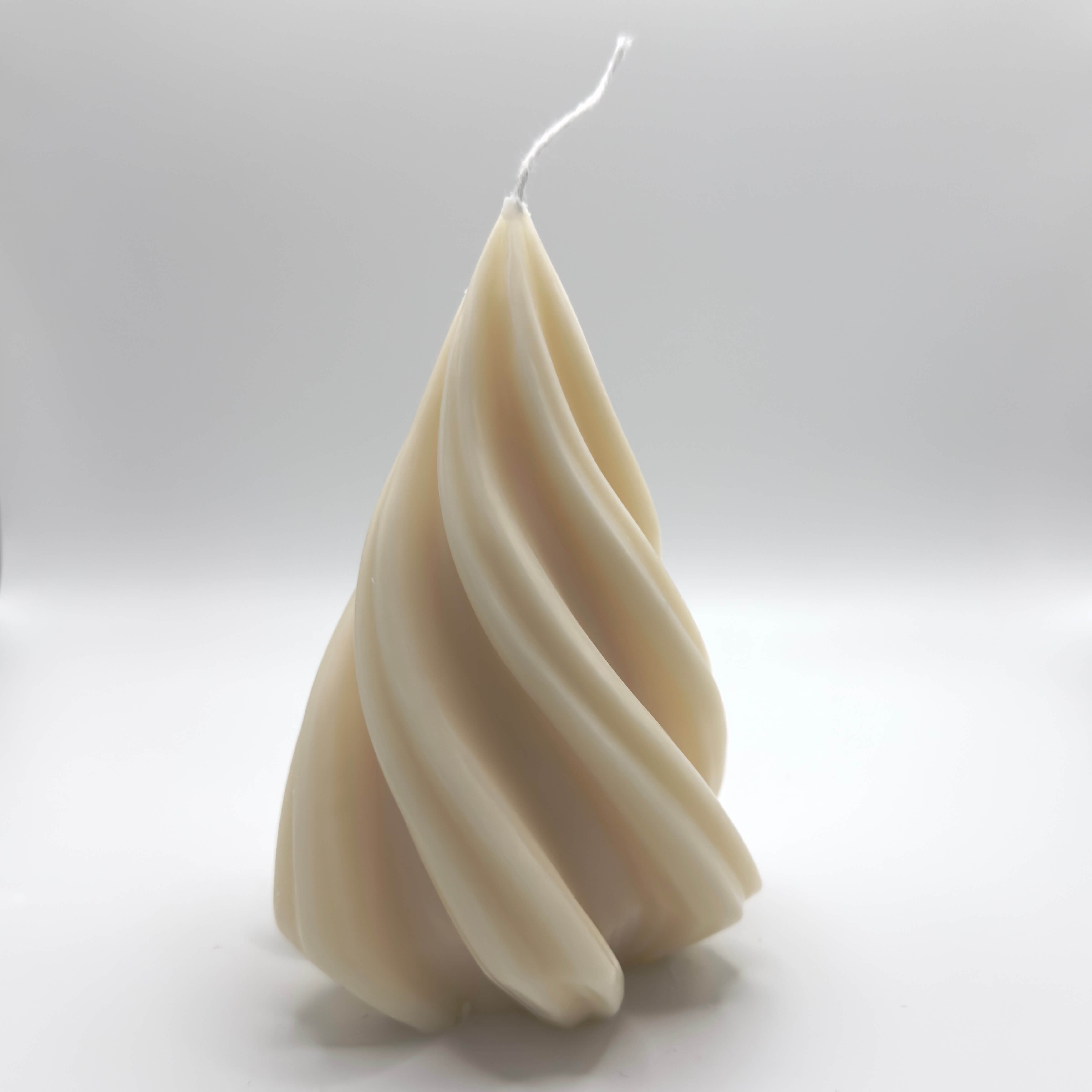 Spiral Pine Tree Sojawachs-Kerze, handgefertigte spiralförmige Tanne für eine moderne und nachhaltige Weihnachtsatmosphäre.