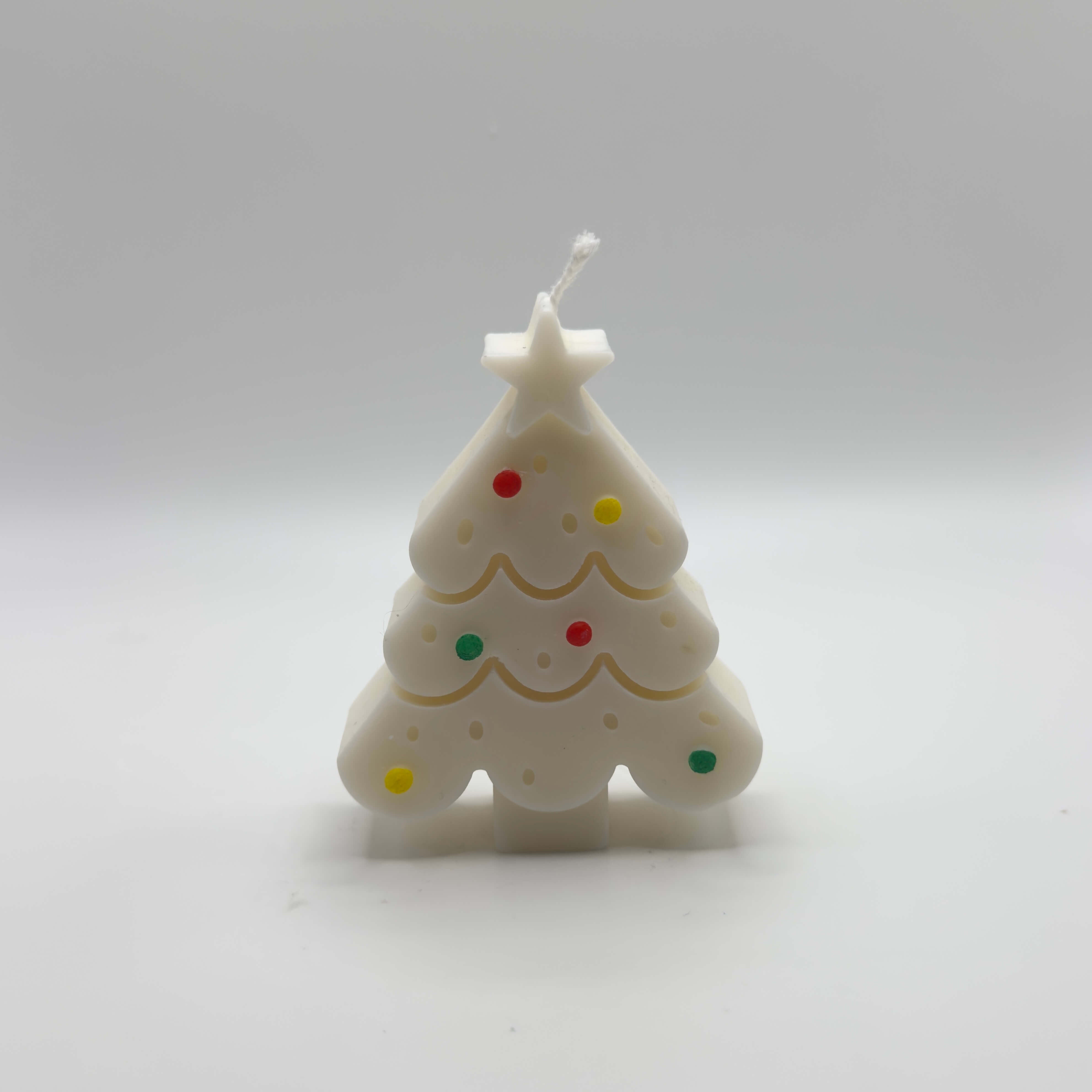 Tiny Christmas Tree Sojawachs-Kerze, perfekte Weihnachtsdeko im Miniaturformat, liebevoll geschmückt. Mit bunten Weihnachtsbaumkugeln dekoriert. 