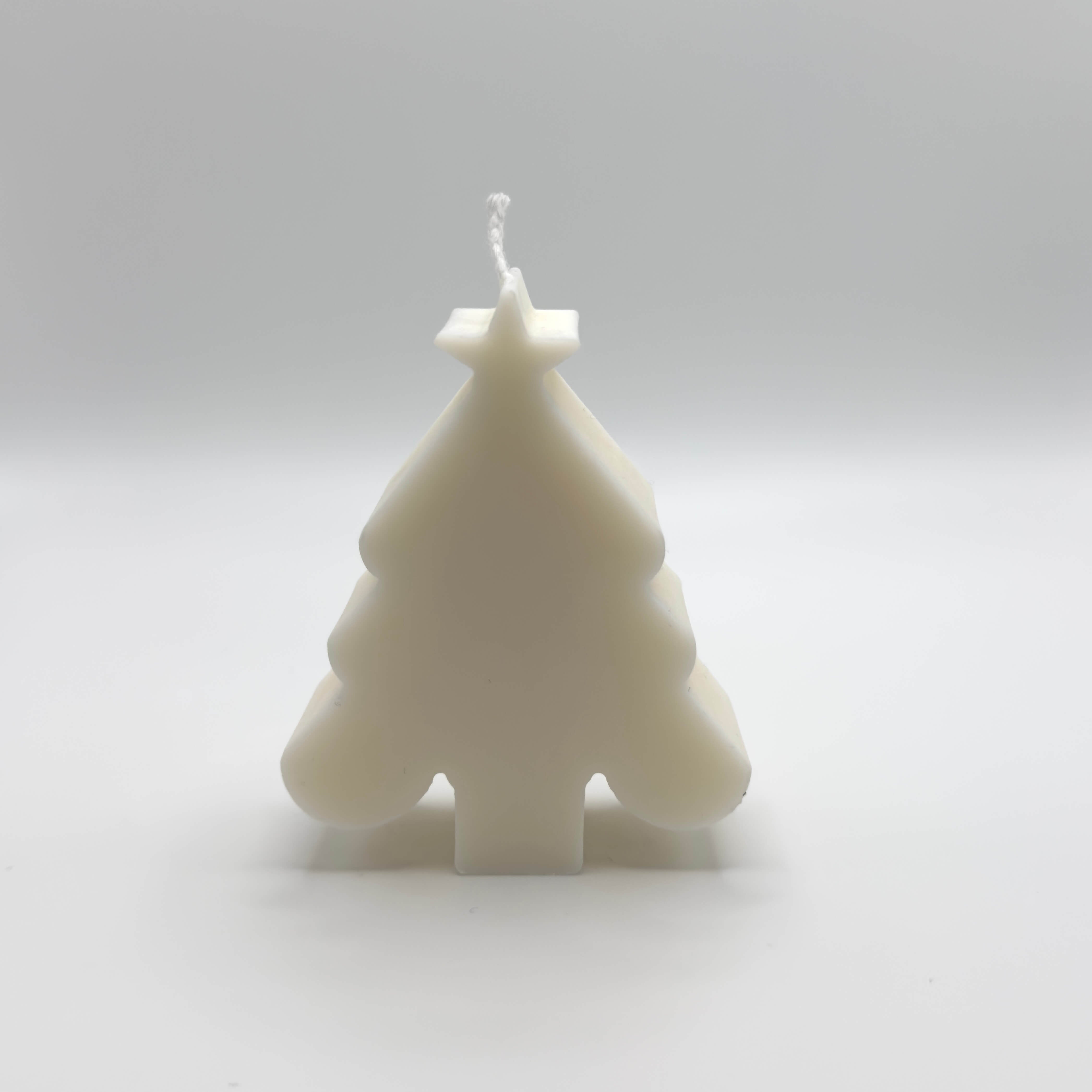 Tiny Christmas Tree Sojawachs-Kerze, umweltfreundlich und handgefertigt in Form eines Mini-Weihnachtsbaums.