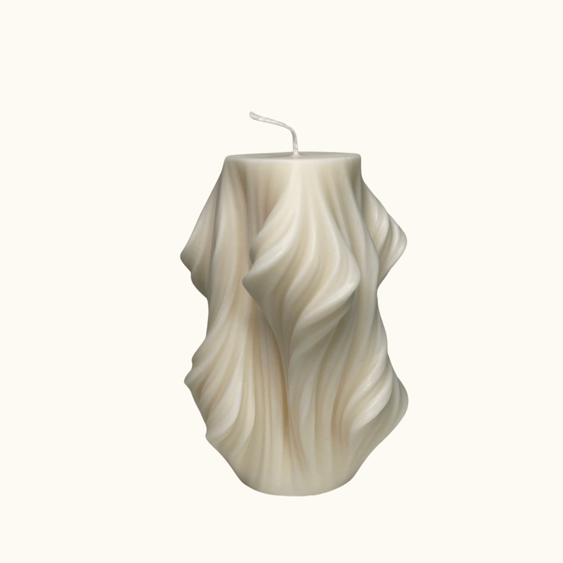 Waves of Serenity Kerze in zwei Größen – exquisite handgefertigte Sojawachskerzen, die eine stilvolle und nachhaltige Beleuchtung für Ihr Zuhause bieten.