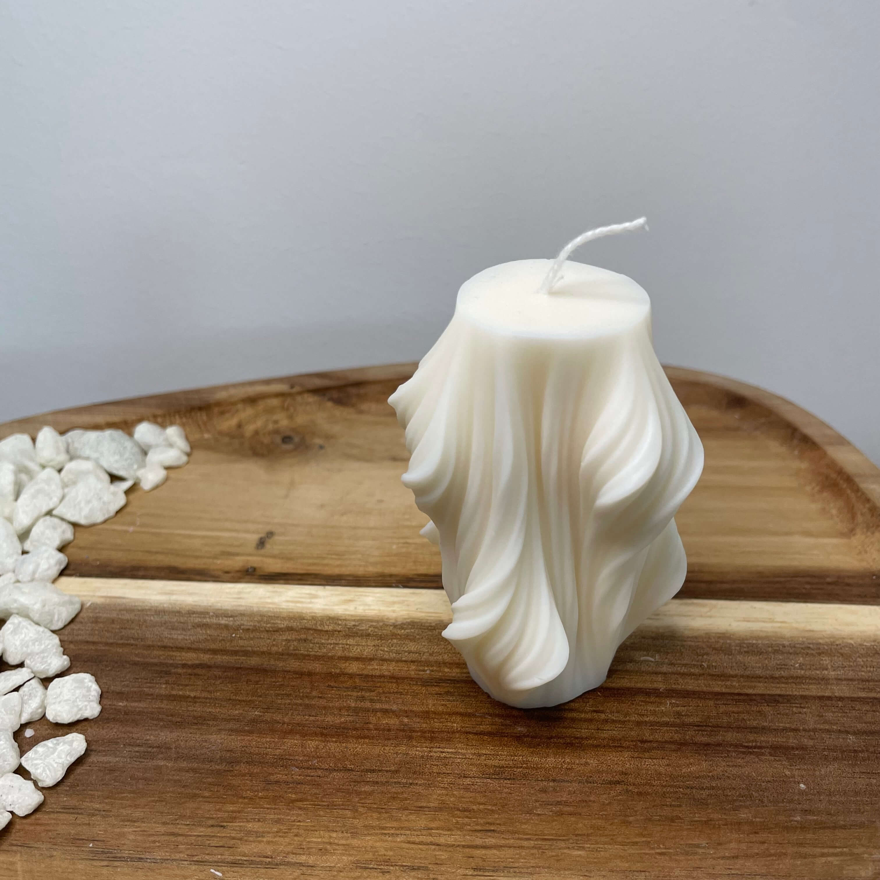 Kleine Wellen der Ruhe Kerze – elegante, handgefertigte Sojawachskerze, die Licht und Stil in jedes Zuhause bringt."