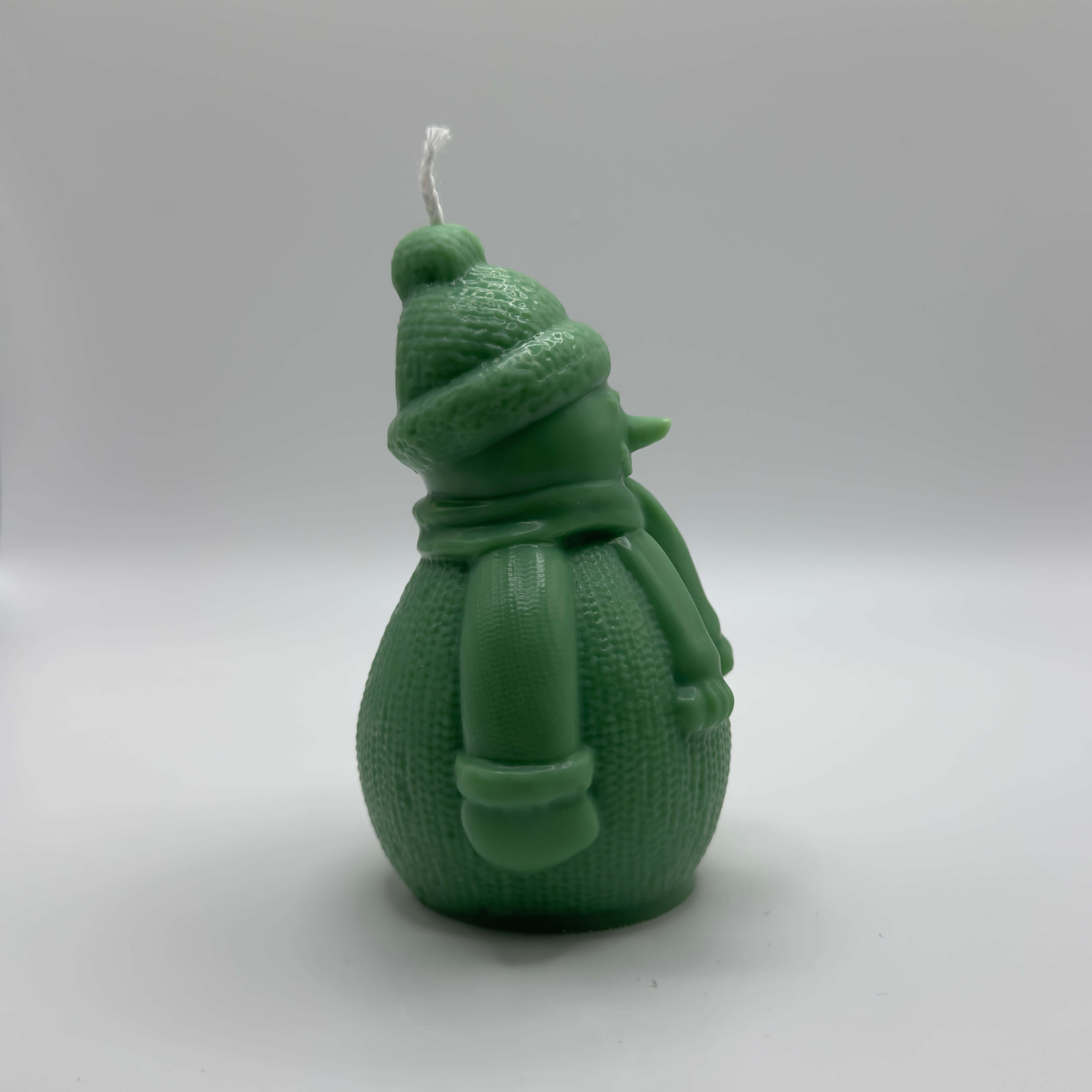 Frosty Snowman Candle in Dunkelgrün – Vegane Sojawachs-Kerze im Schneemann-Design für eine festliche Atmosphäre
