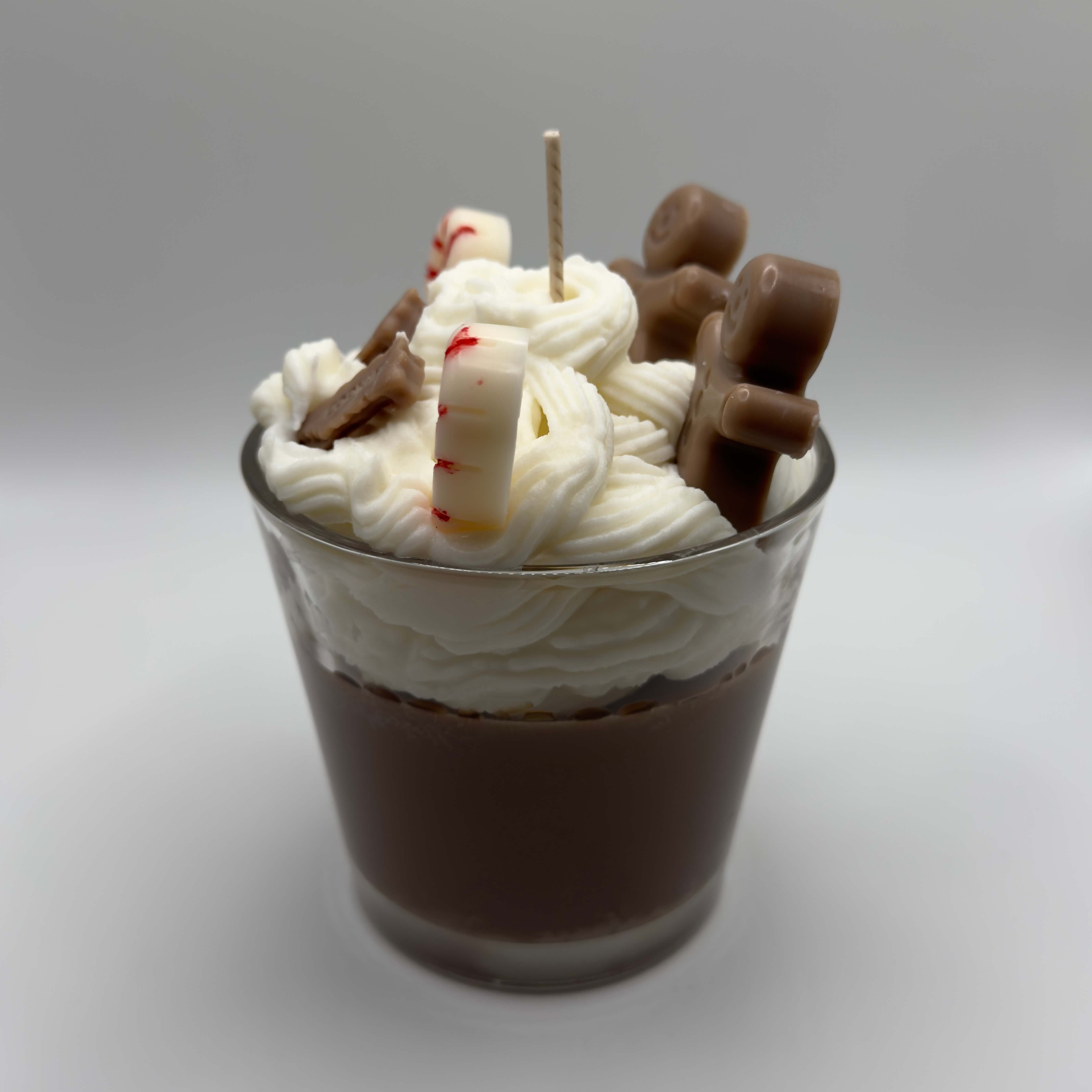 Die Hot Chocolate Candle sorgt für eine weihnachtliche Atmosphäre mit Duftnoten von Zimt, Vanille und Lebkuchen.