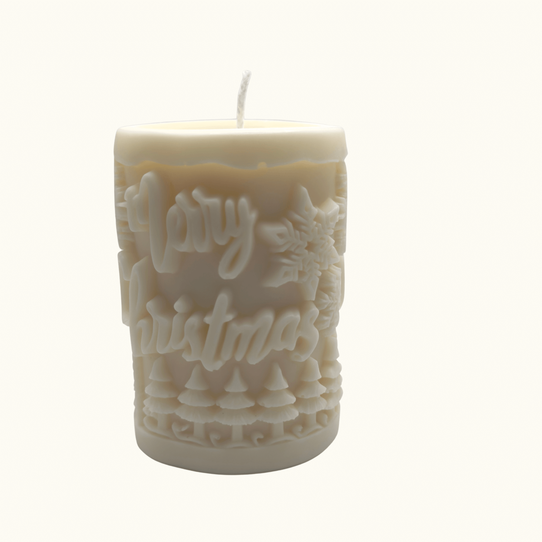 Winter Forest Sojawachs-Kerze in Baumstammform, verziert mit Tannen, Schneeflocken und “Merry Christmas” für festliche Weihnachtsstimmung.