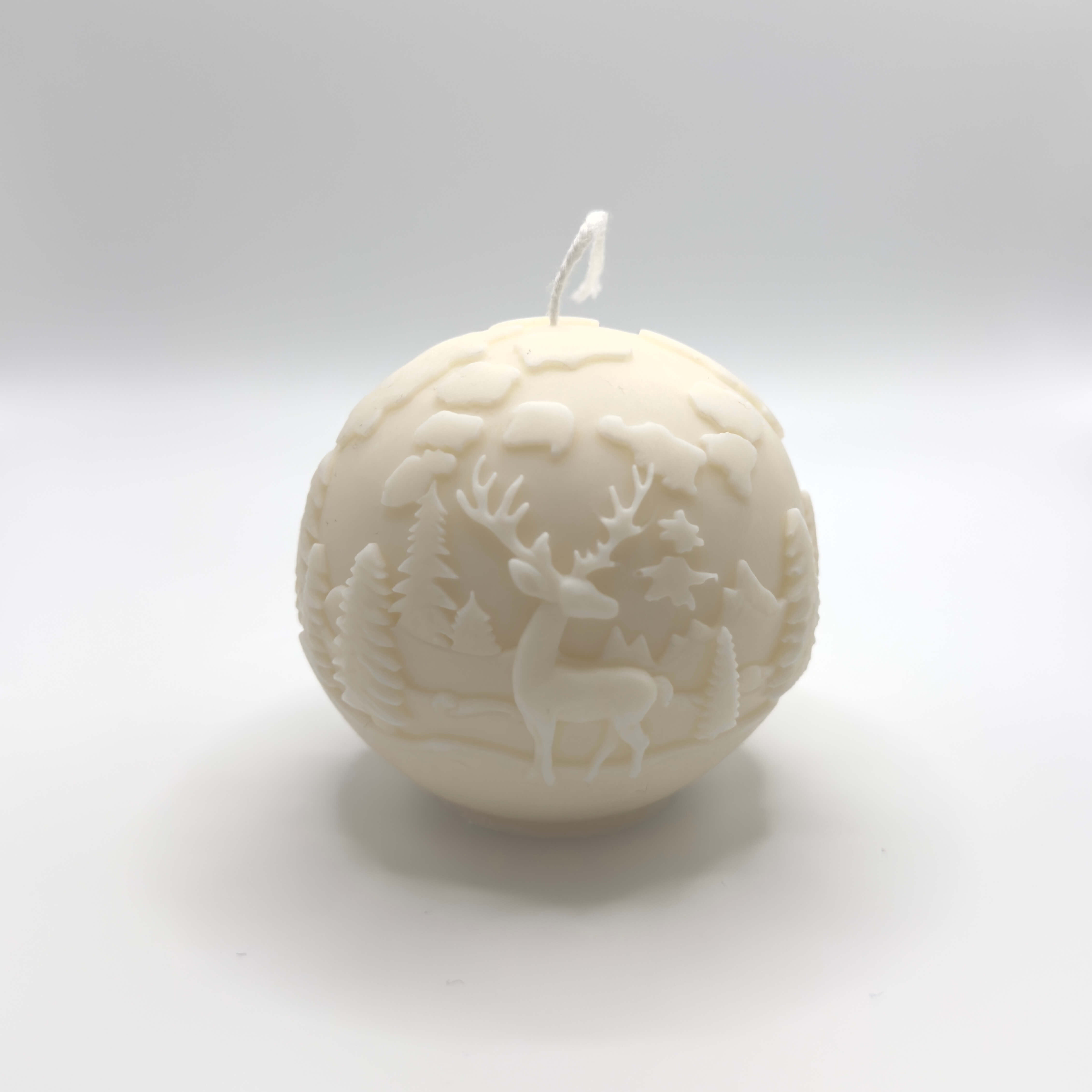 Winter Wonderland Globe Sojawachs-Kerze, handgefertigt in Kugelform, mit einer winterlichen Szene aus Hirsch, Wald und Schnee für eine elegante Weihnachtsdekoration.