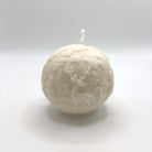 Winter Wonderland Globe Sojawachs-Kerze, handgefertigt in Kugelform, mit einer winterlichen Szene aus Hirsch, Wald und Schnee für eine elegante Weihnachtsdekoration.