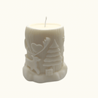 Winter Woodland Sojawachs-Kerze in Baumstammform, verziert mit Hirsch, Weihnachtsbäumen, Herzen und Schneeflocken für festliche Deko.