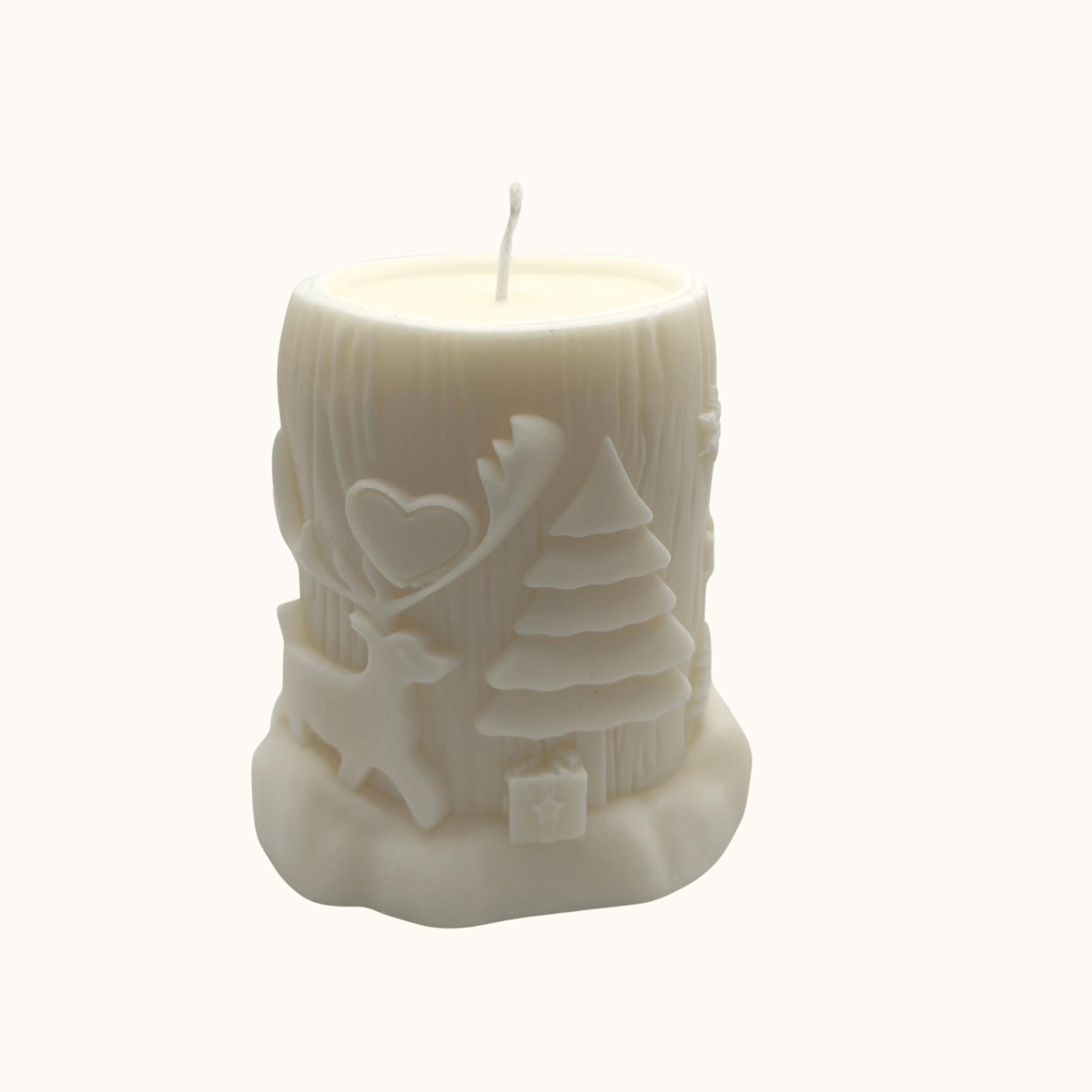 Winter Woodland Sojawachs-Kerze in Baumstammform, verziert mit Hirsch, Weihnachtsbäumen, Herzen und Schneeflocken für festliche Deko.